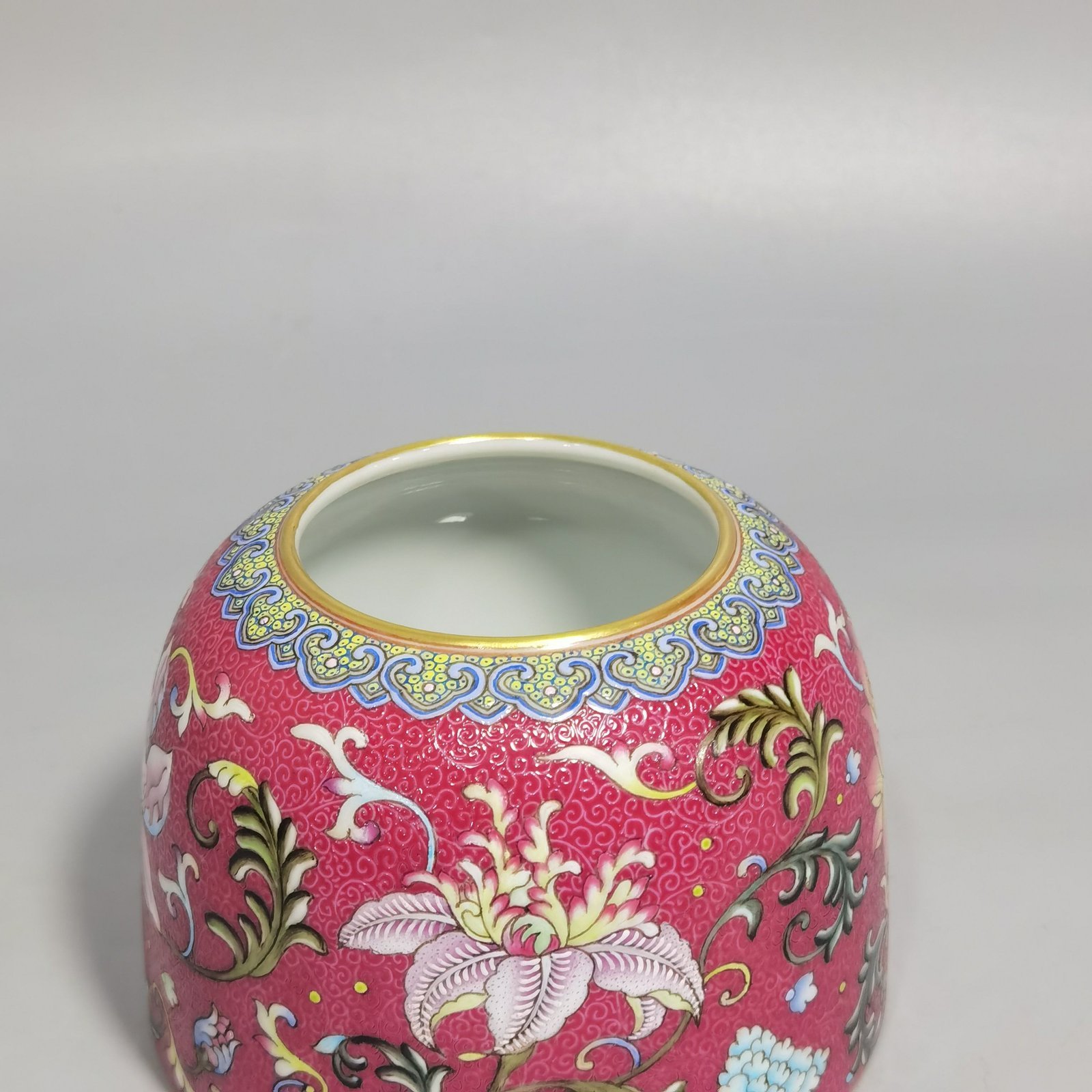 Qing Dynasty Yongzheng Red Ground Rolled West Pan Lotus Pattern Horseshoe Washer