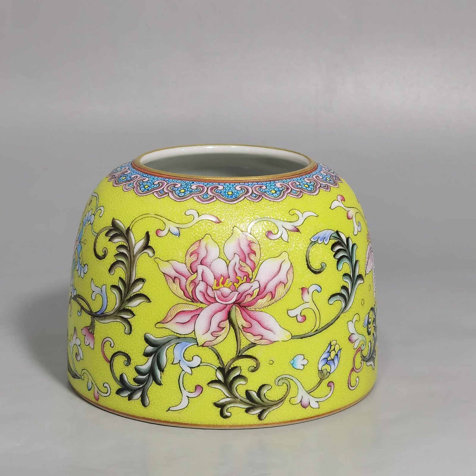 Qing Dynasty Yongzheng yellow ground rolling road with Western pan lotus pattern and horseshoe wash