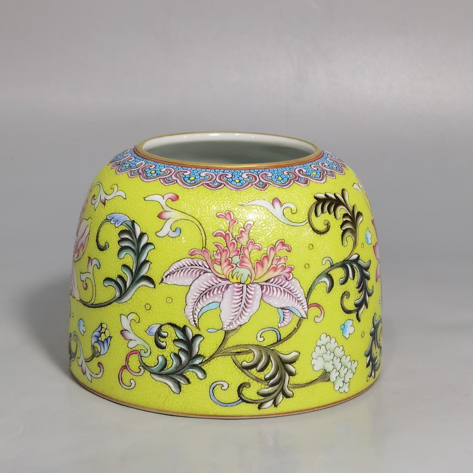 Qing Dynasty Yongzheng yellow ground rolling road with Western pan lotus pattern and horseshoe wash