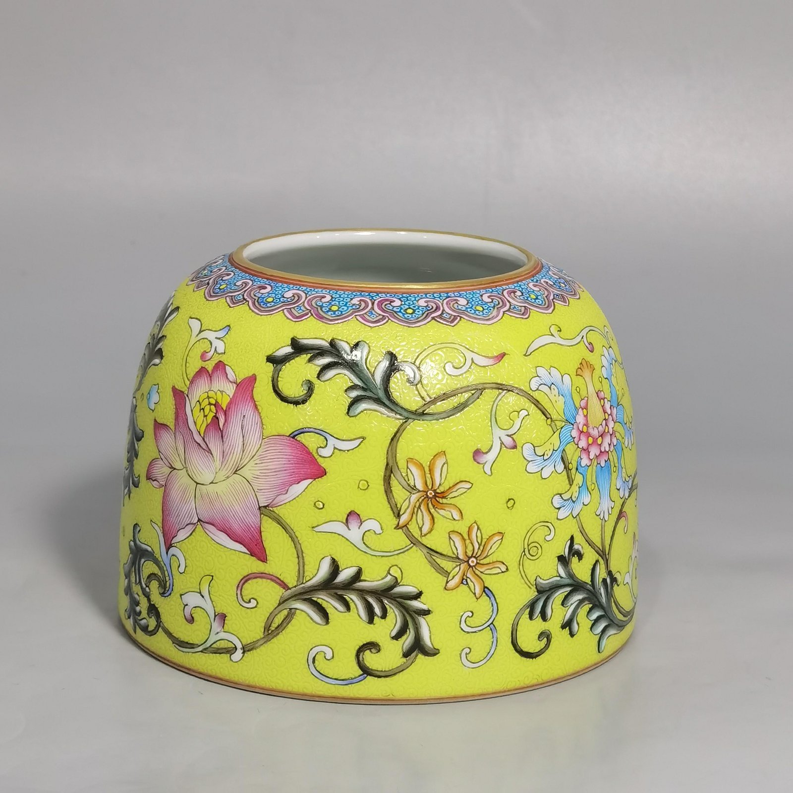 Qing Dynasty Yongzheng yellow ground rolling road with Western pan lotus pattern and horseshoe wash