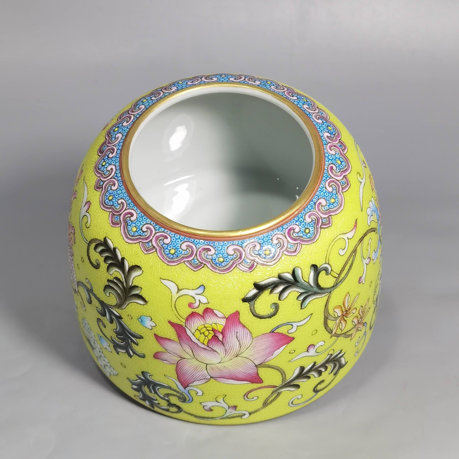 Qing Dynasty Yongzheng yellow ground rolling road with Western pan lotus pattern and horseshoe wash