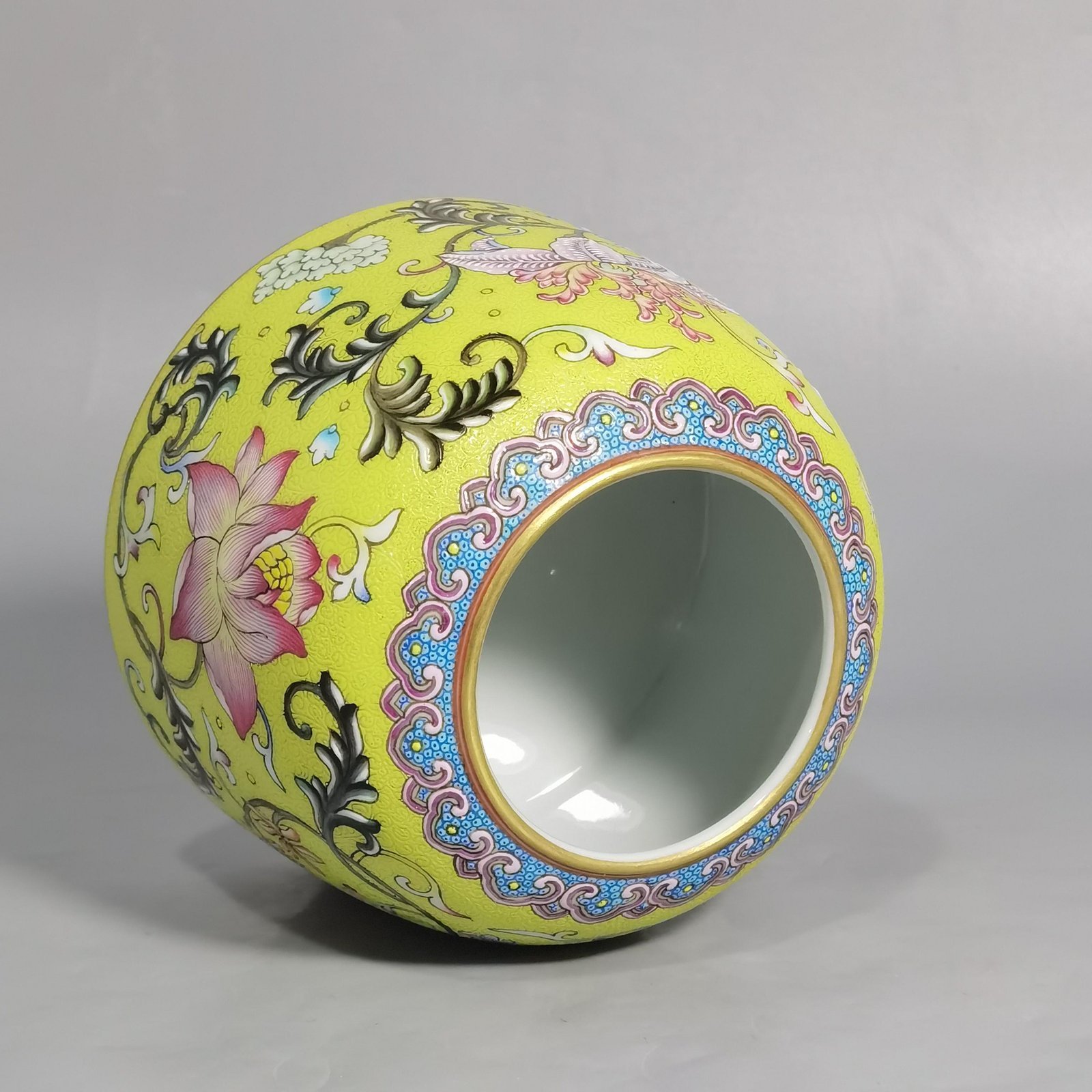 Qing Dynasty Yongzheng yellow ground rolling road with Western pan lotus pattern and horseshoe wash