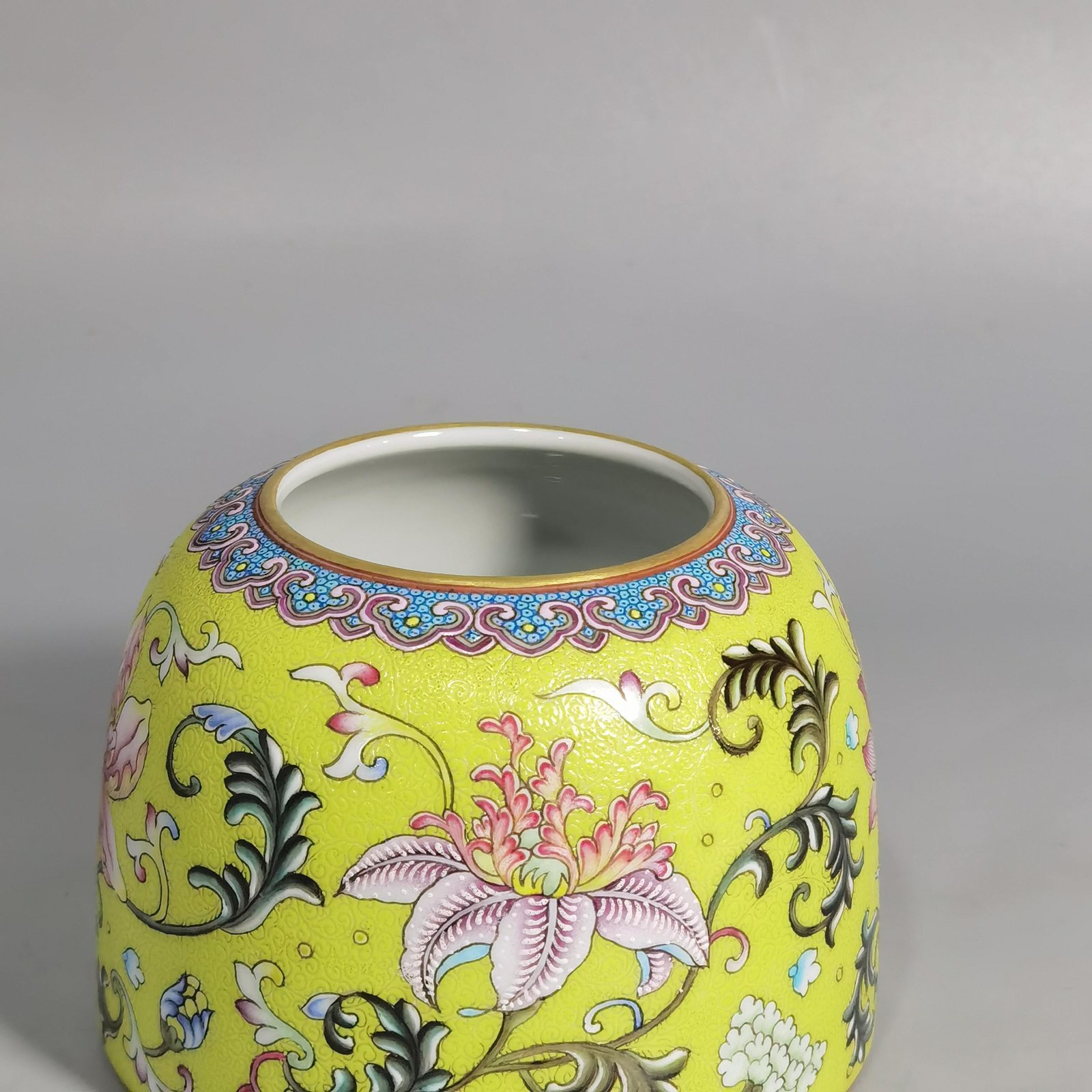 Qing Dynasty Yongzheng yellow ground rolling road with Western pan lotus pattern and horseshoe wash