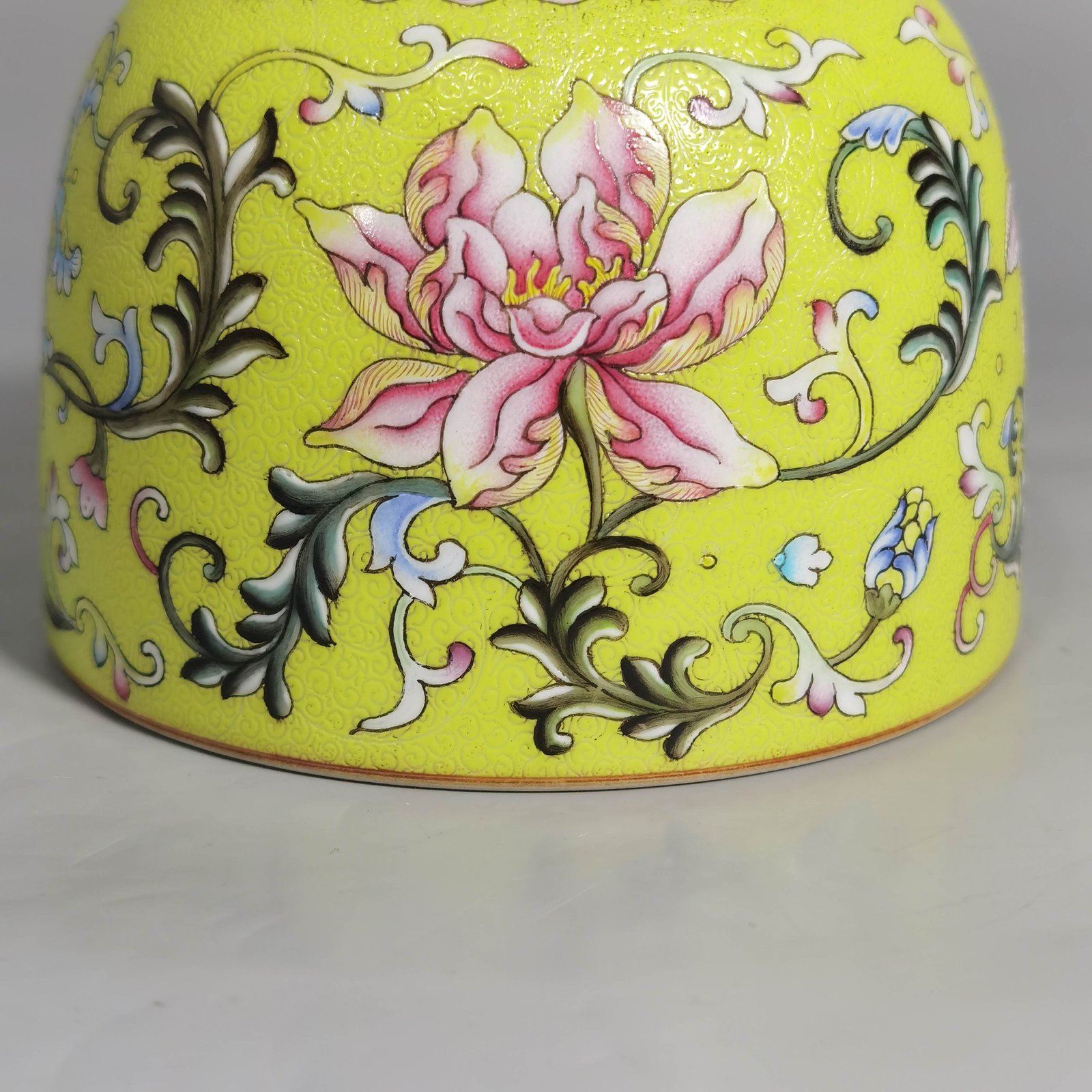 Qing Dynasty Yongzheng yellow ground rolling road with Western pan lotus pattern and horseshoe wash