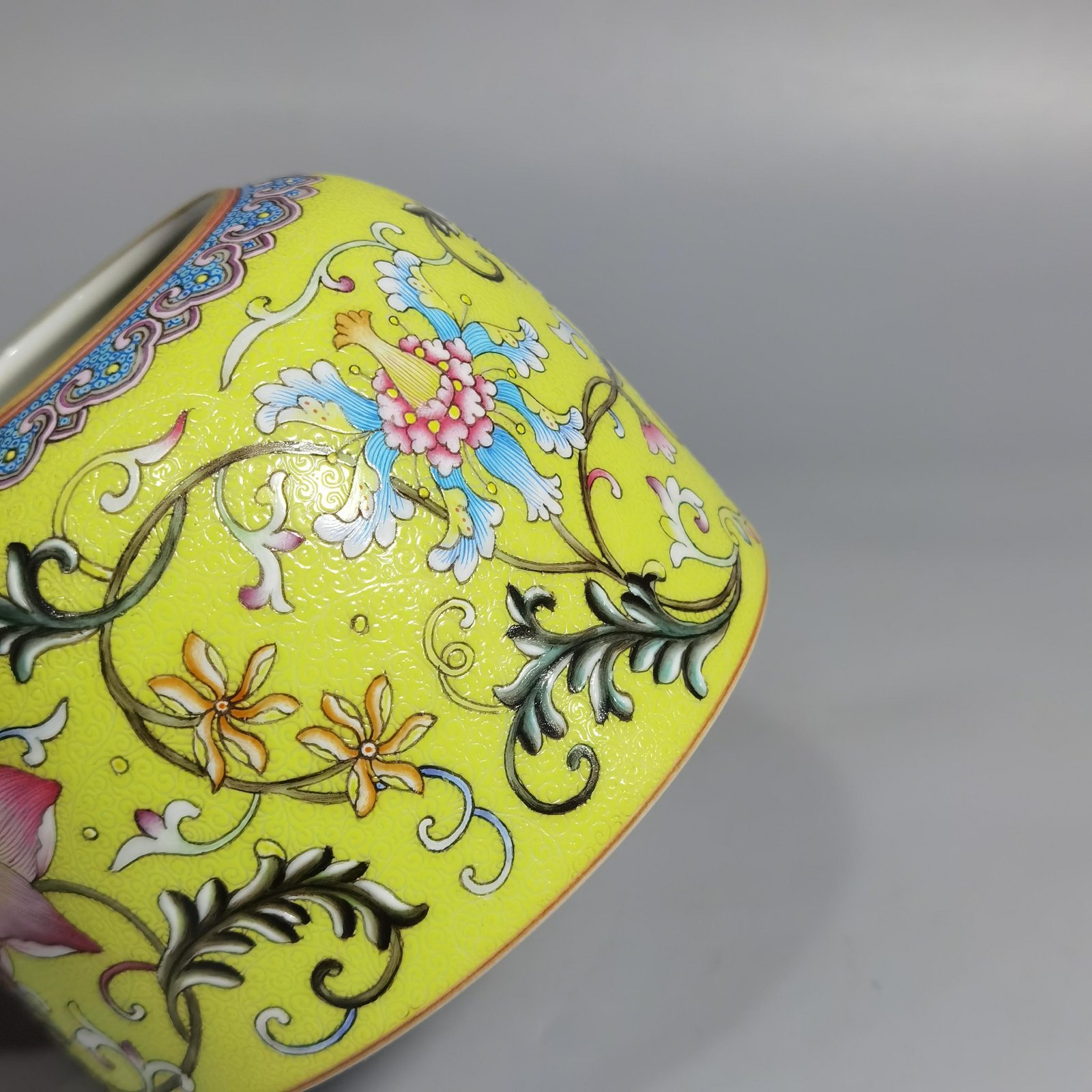 Qing Dynasty Yongzheng yellow ground rolling road with Western pan lotus pattern and horseshoe wash