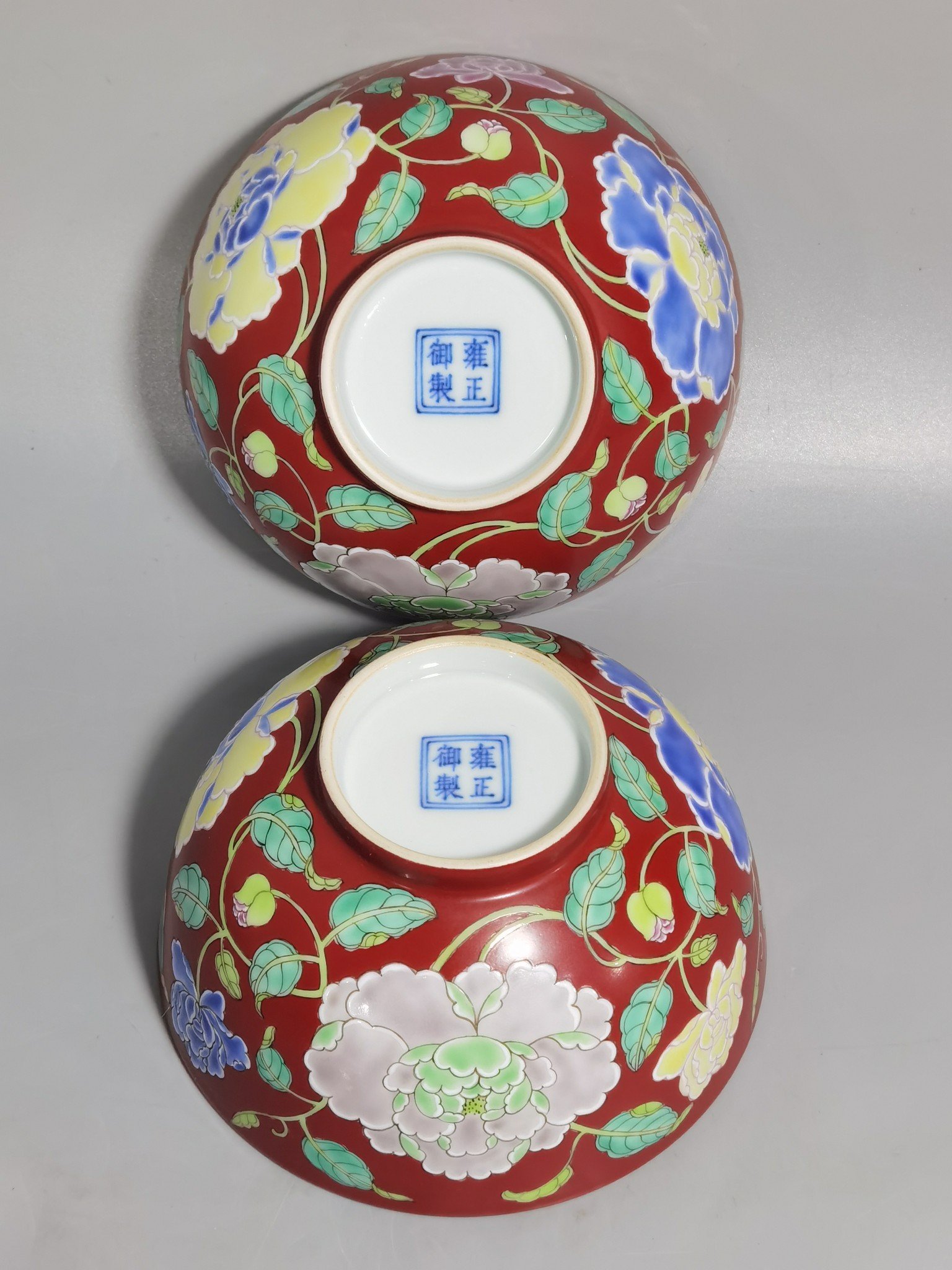 Qing Dynasty Yongzheng A pair of coral-red flower bowls