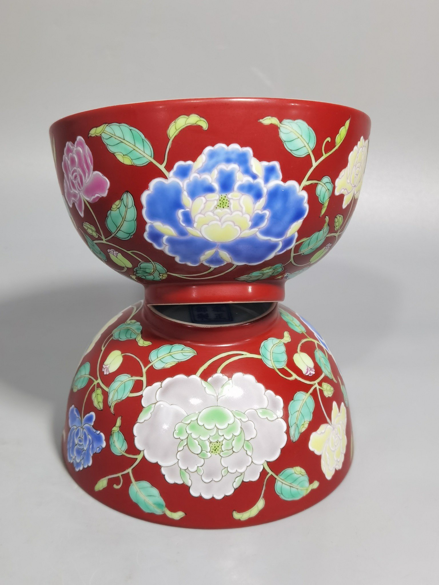 Qing Dynasty Yongzheng A pair of coral-red flower bowls