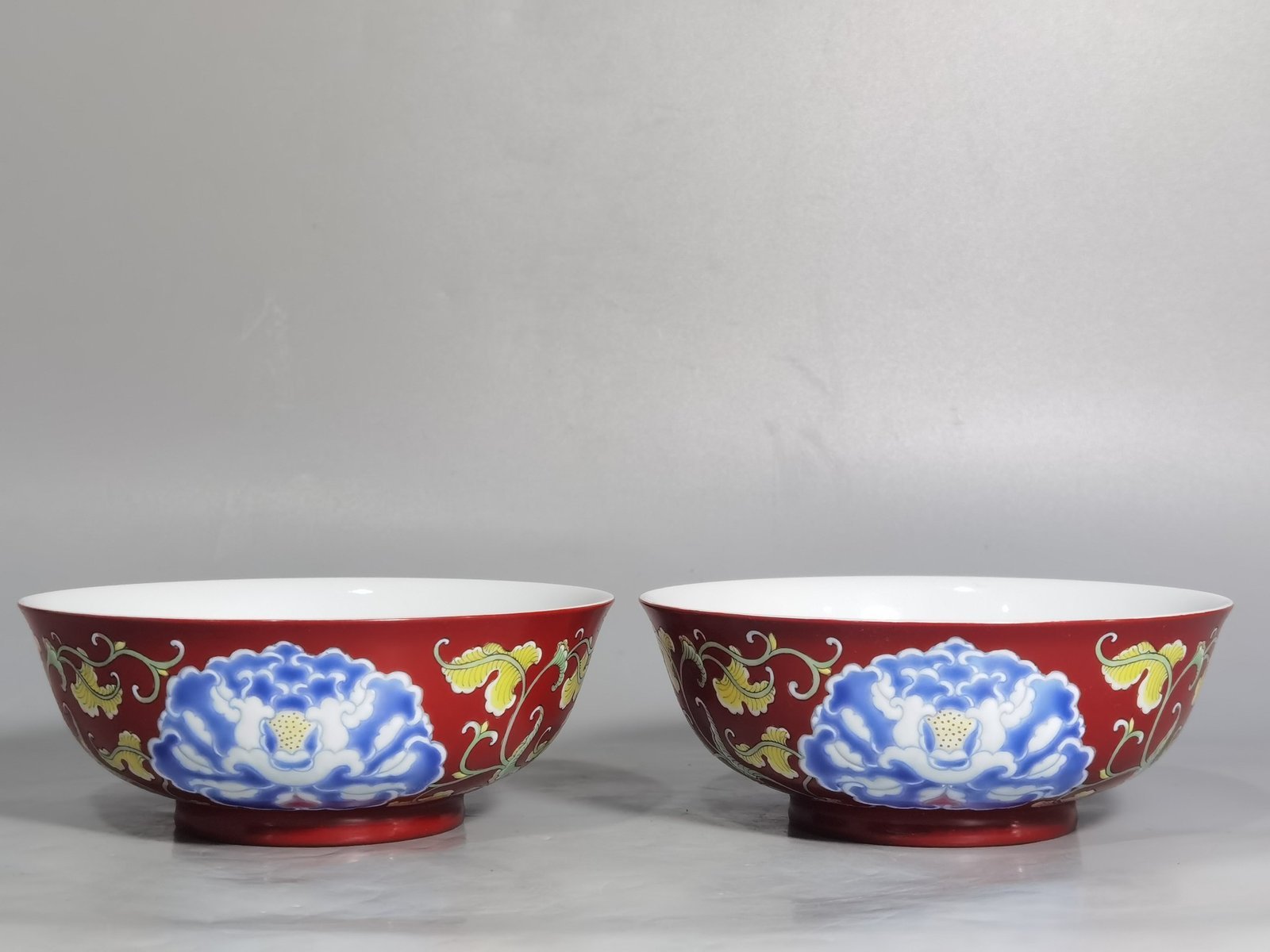 Qing Dynasty Yongzheng A pair of coral-red earth ball pattern bowls