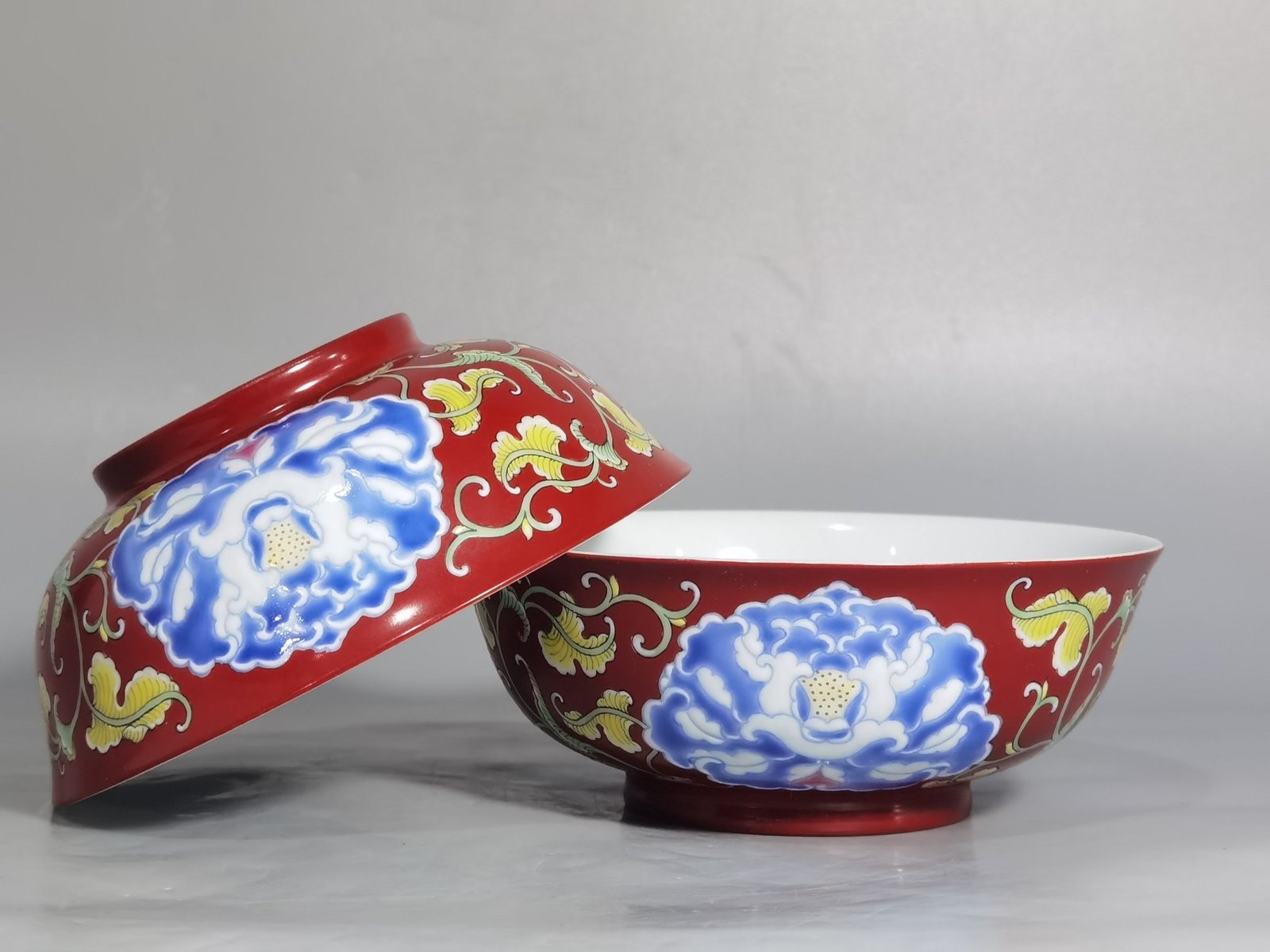 Qing Dynasty Yongzheng A pair of coral-red earth ball pattern bowls