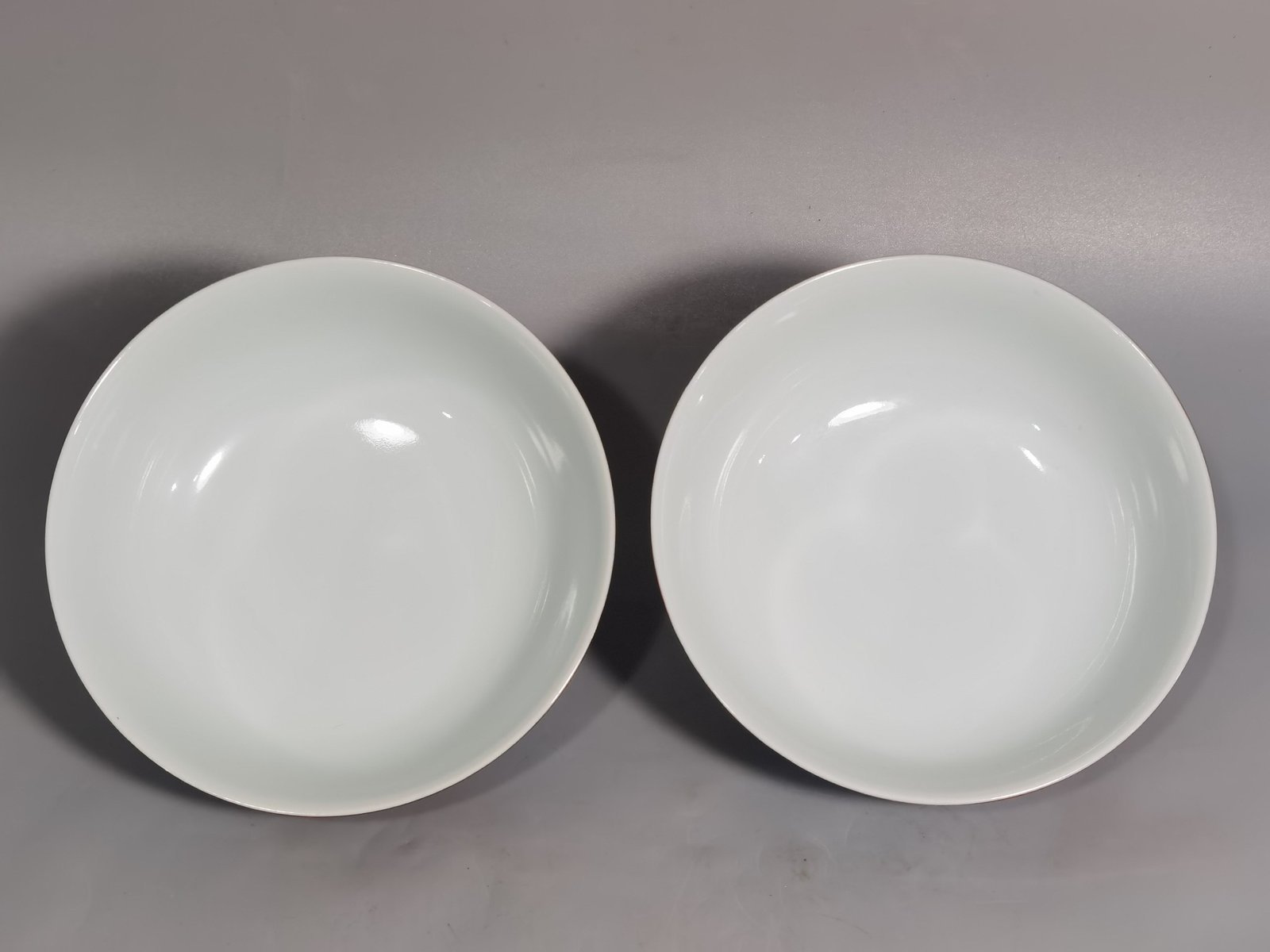 Qing Dynasty Yongzheng A pair of coral-red earth ball pattern bowls