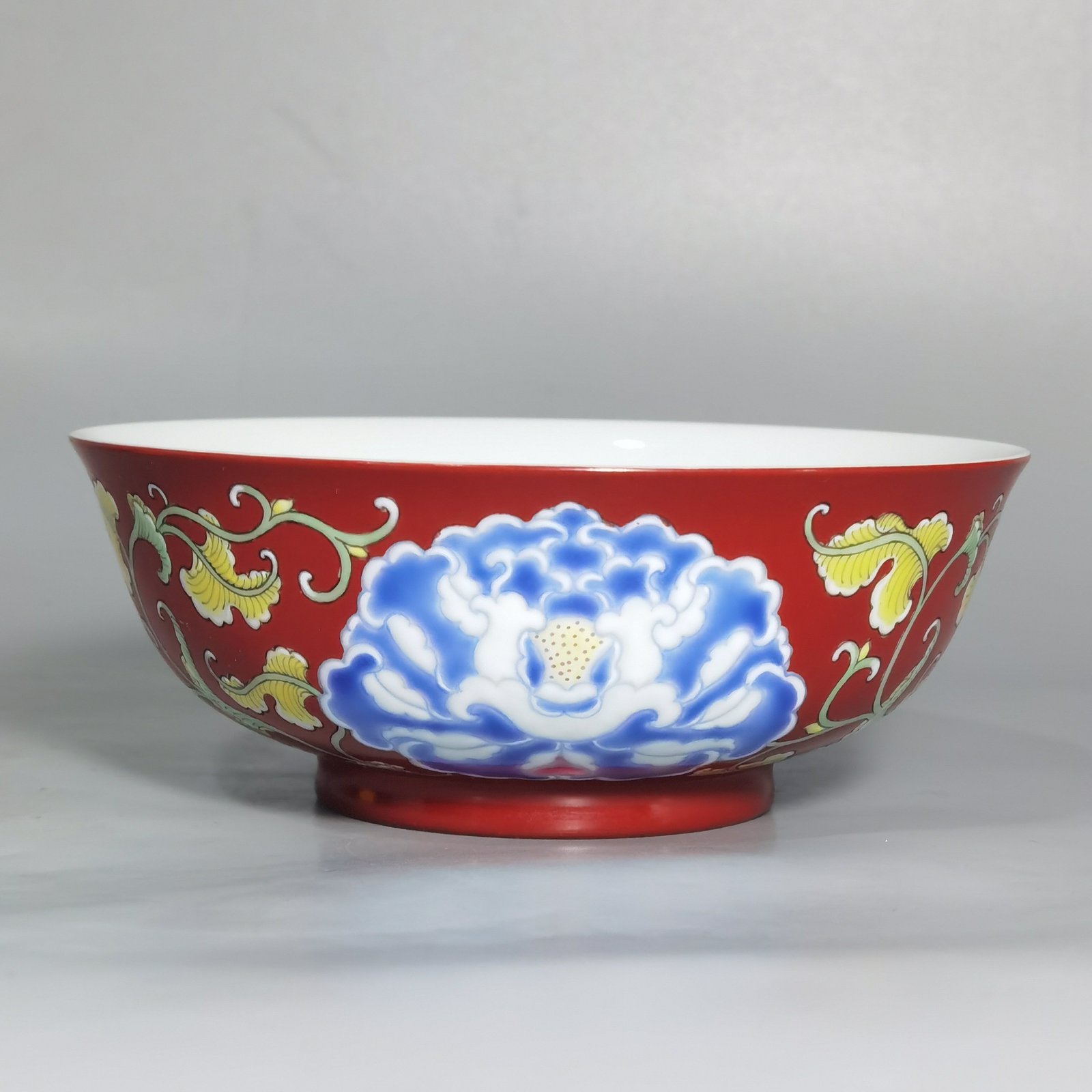 Qing Dynasty Yongzheng A pair of coral-red earth ball pattern bowls