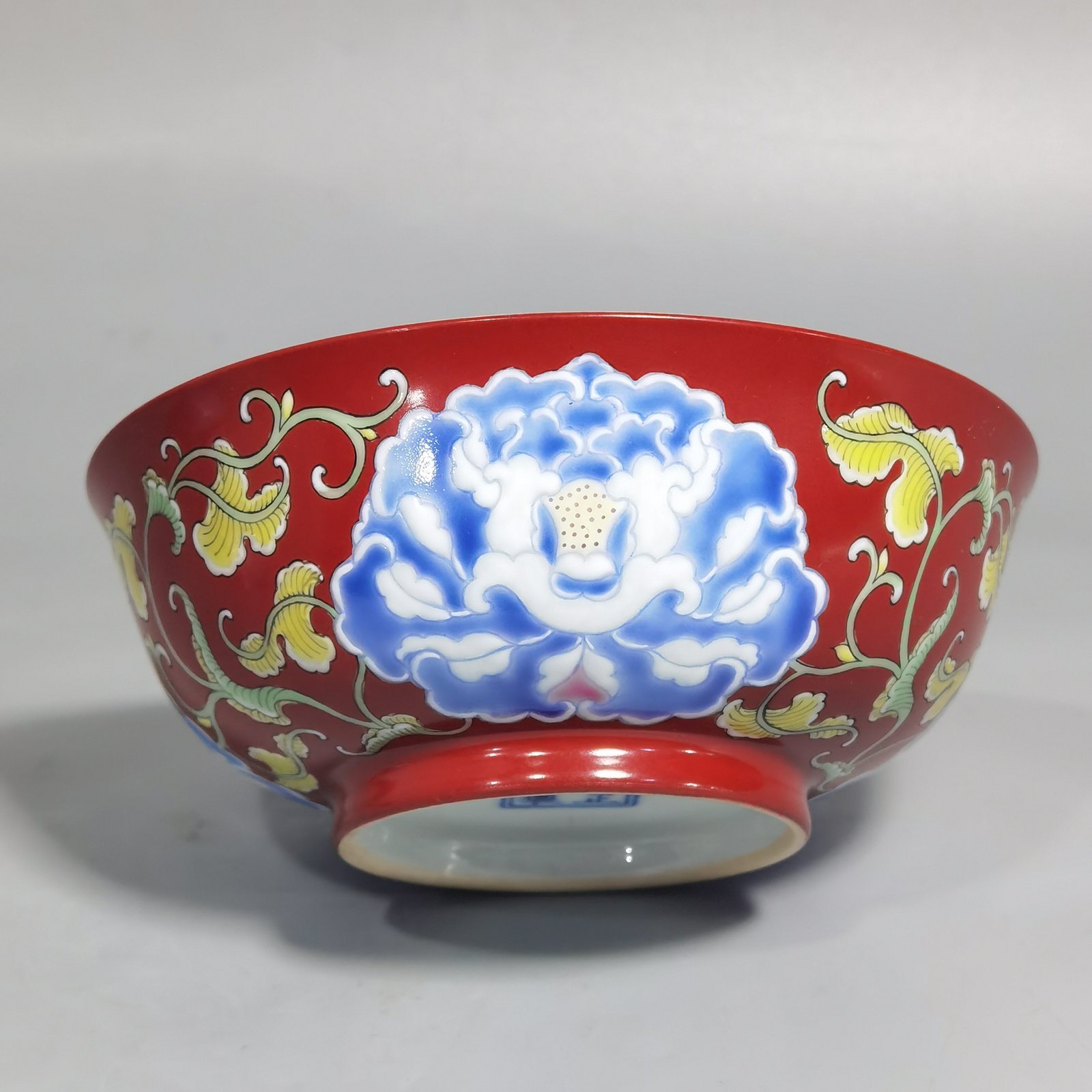 Qing Dynasty Yongzheng A pair of coral-red earth ball pattern bowls