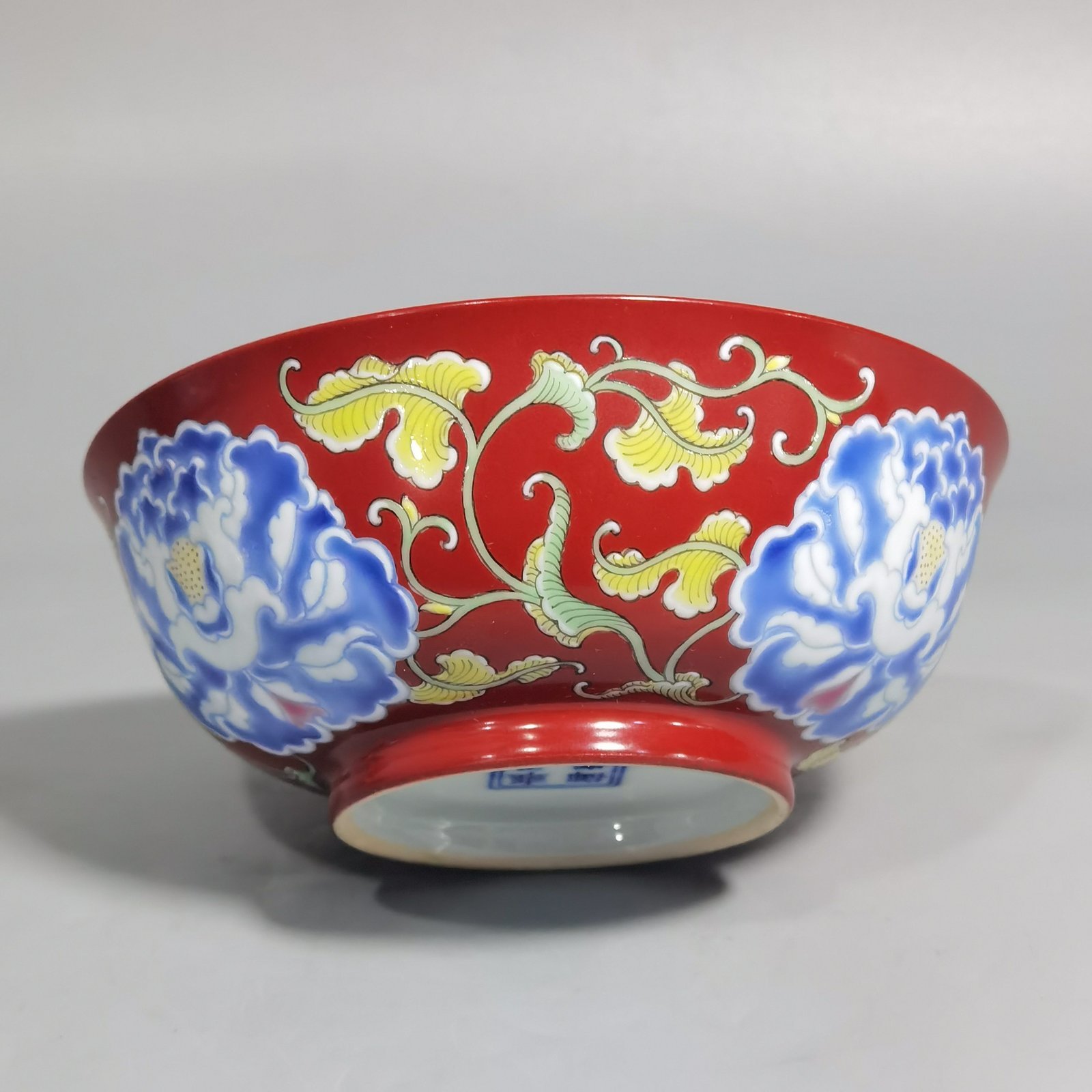 Qing Dynasty Yongzheng A pair of coral-red earth ball pattern bowls