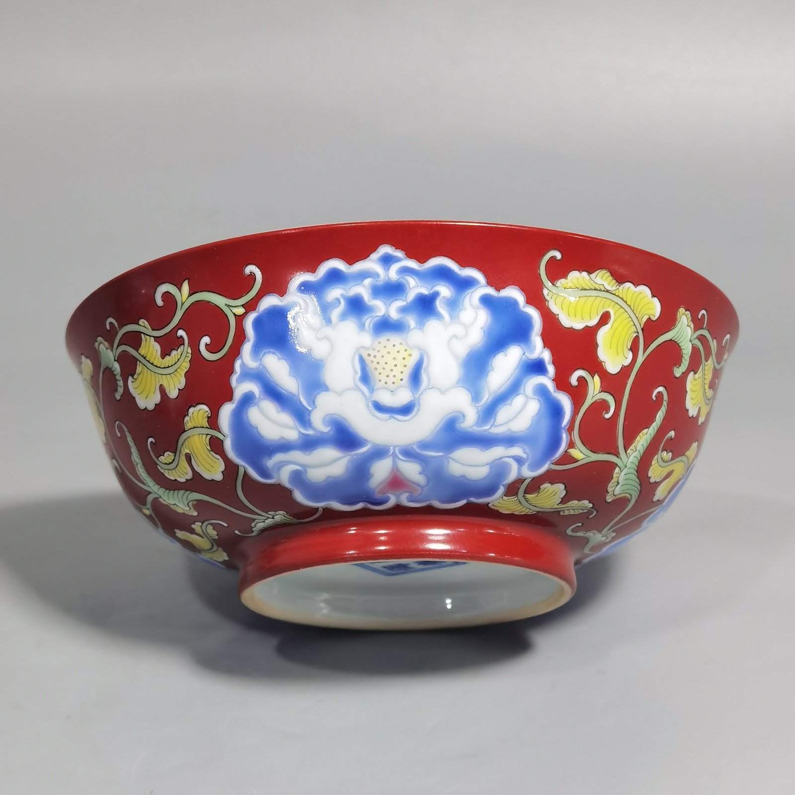 Qing Dynasty Yongzheng A pair of coral-red earth ball pattern bowls