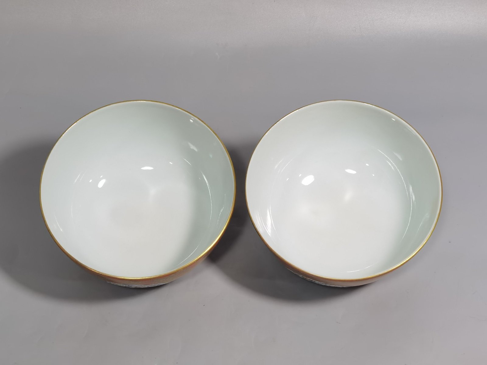 Qing Dynasty Yongzheng Pastel gold on coral red ground Open window to celebrate every year Pair of bowls