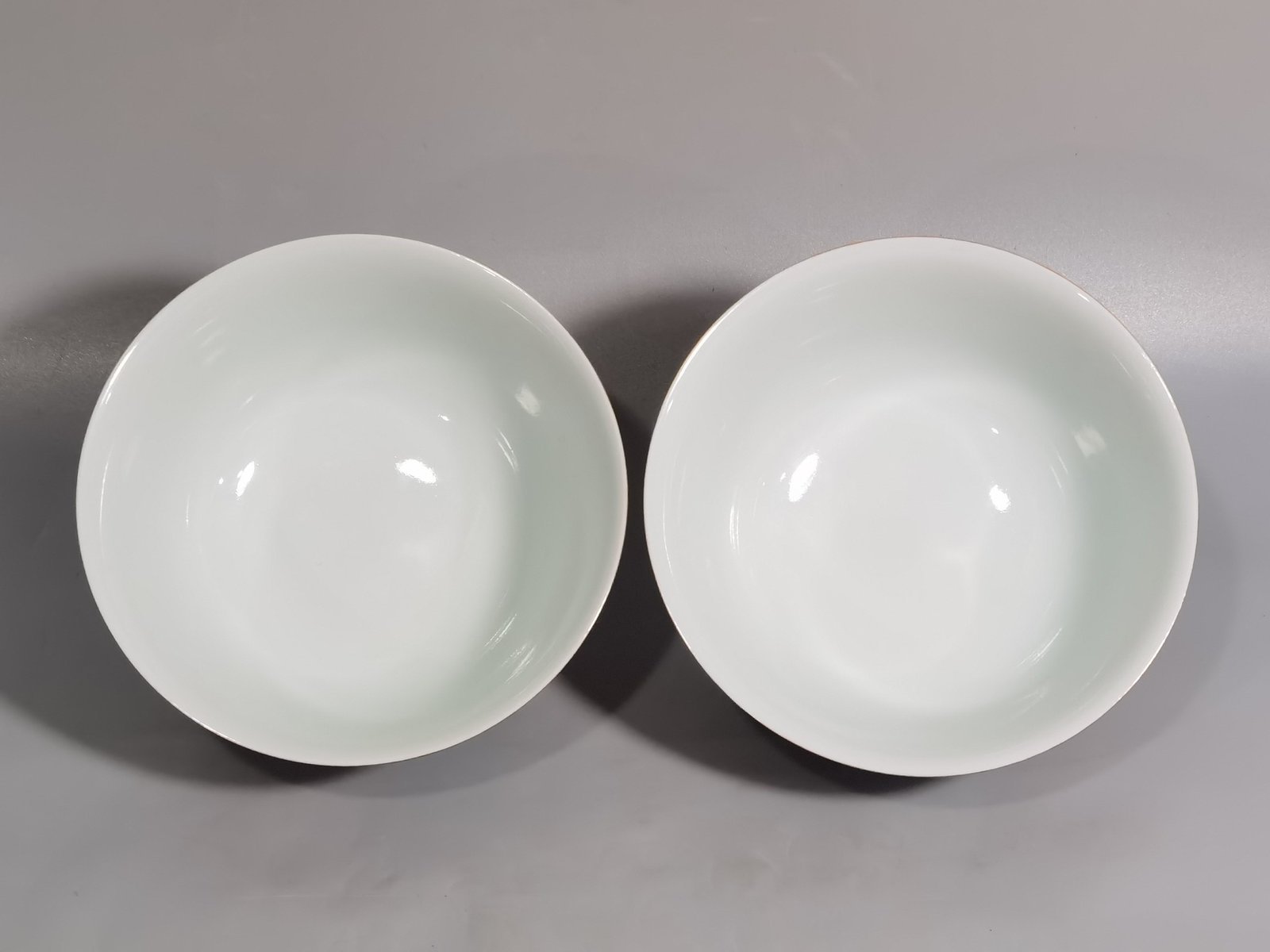 Qing Dynasty Yongzheng A pair of enamel-colored coral red ground nine-autumn bowls