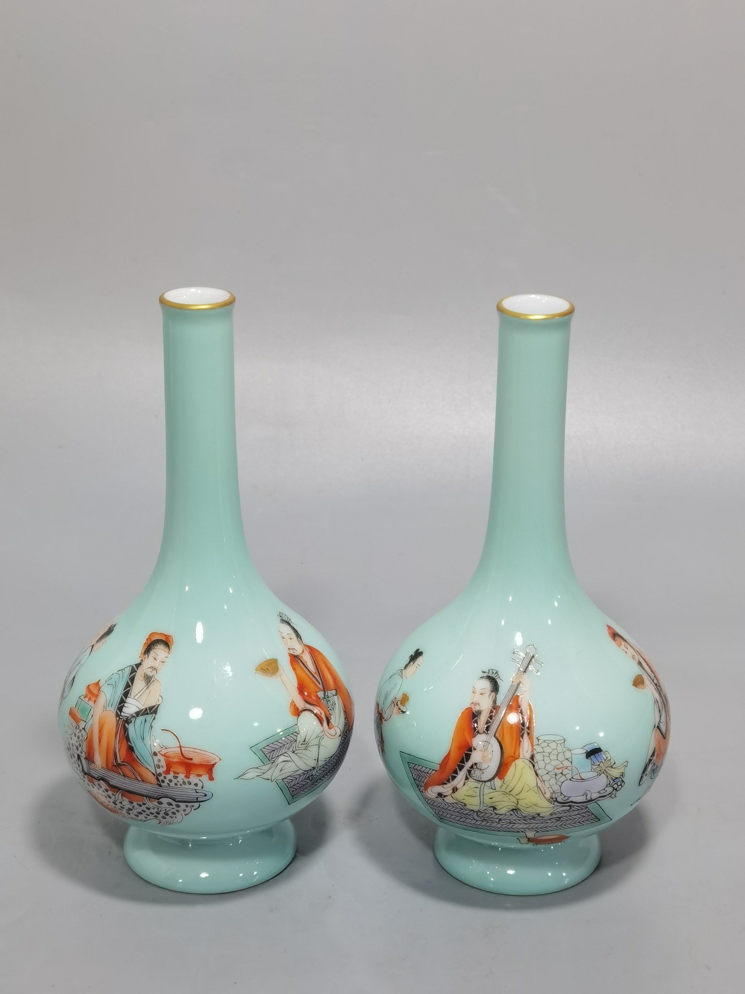 Qing Dynasty Yongzheng A set of green enamel vases with pictures of the Seven Sages
