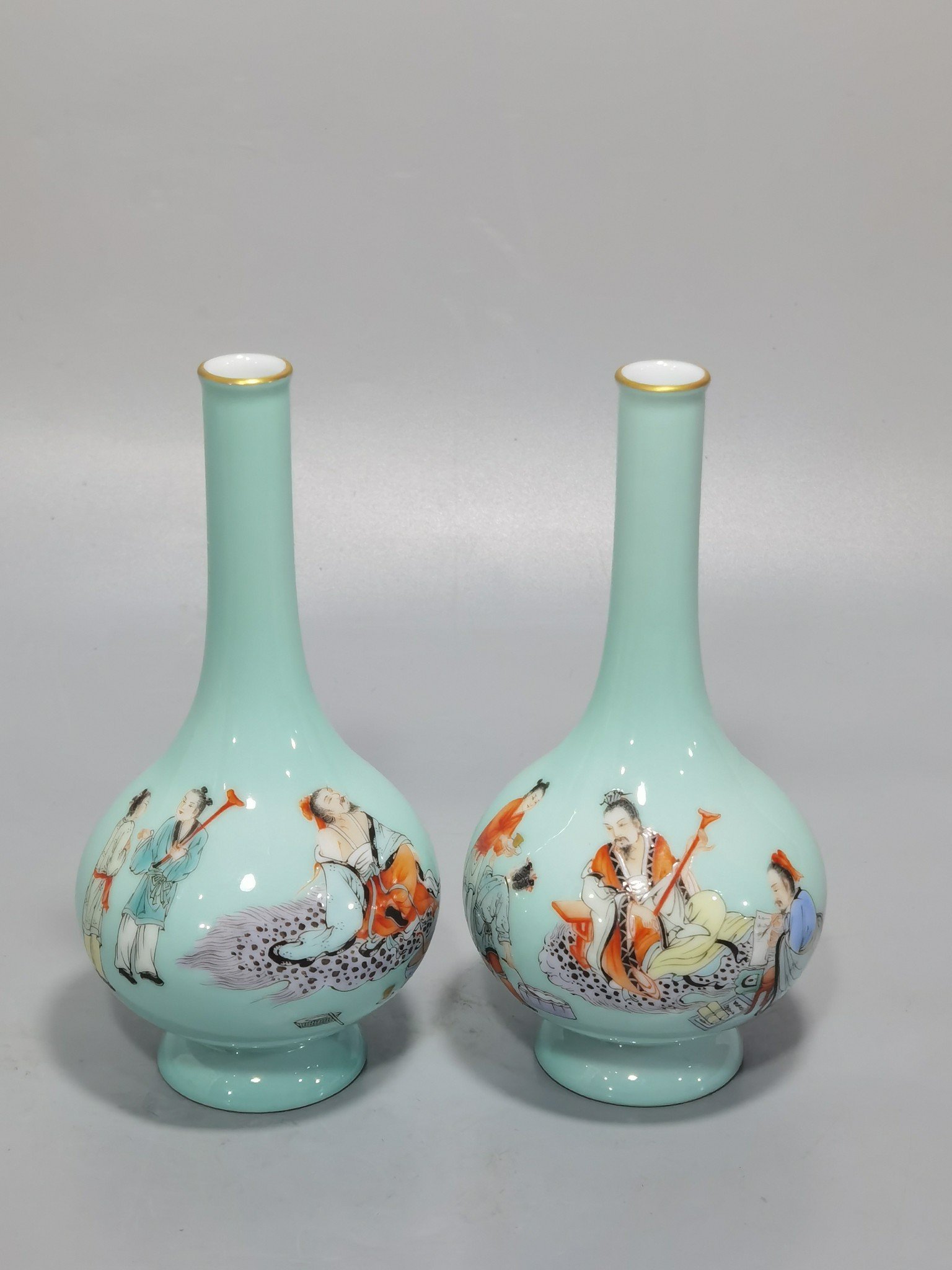 Qing Dynasty Yongzheng A set of green enamel vases with pictures of the Seven Sages