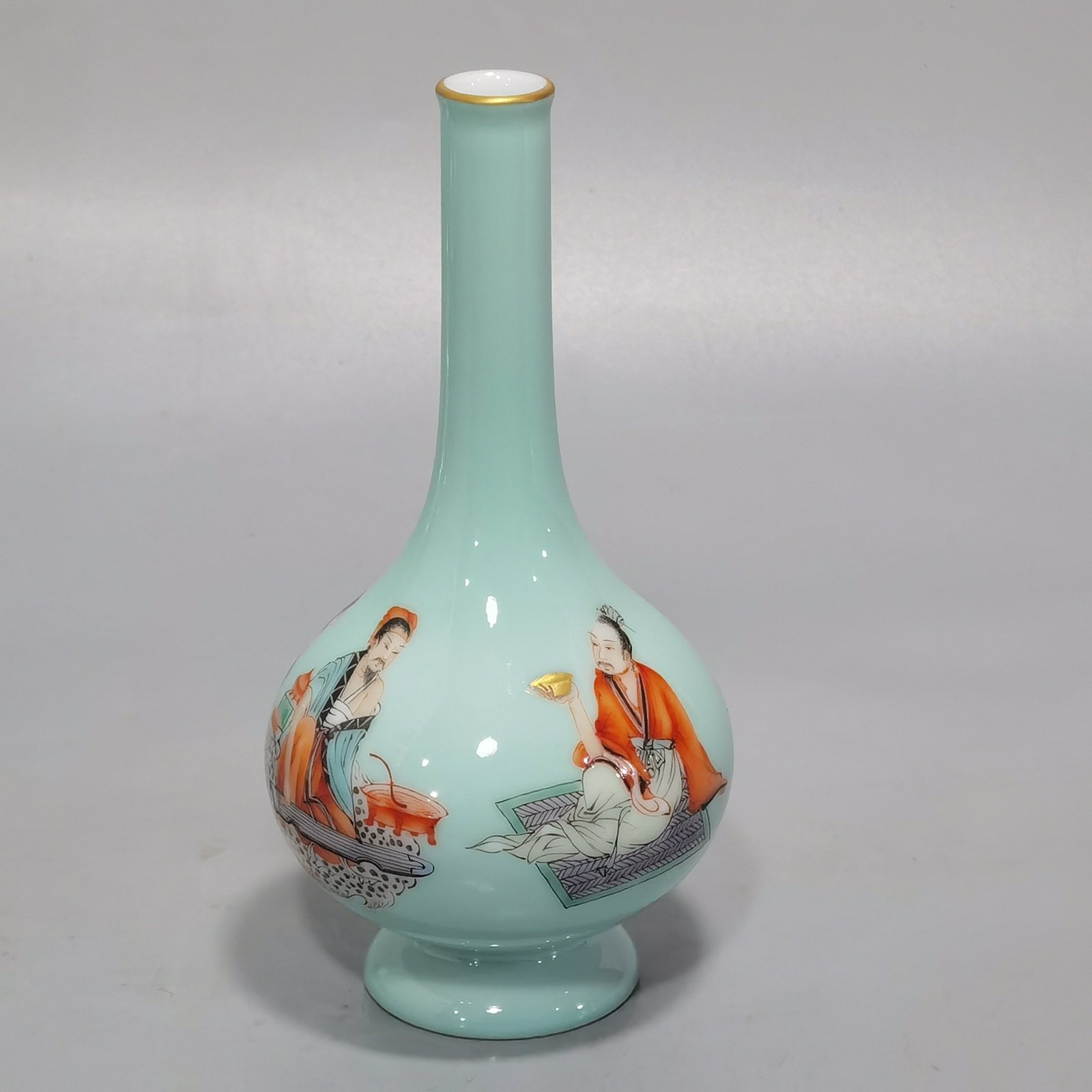 Qing Dynasty Yongzheng A set of green enamel vases with pictures of the Seven Sages