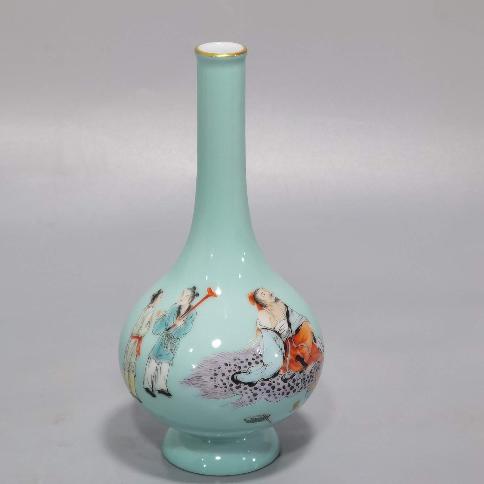 Qing Dynasty Yongzheng A set of green enamel vases with pictures of the Seven Sages