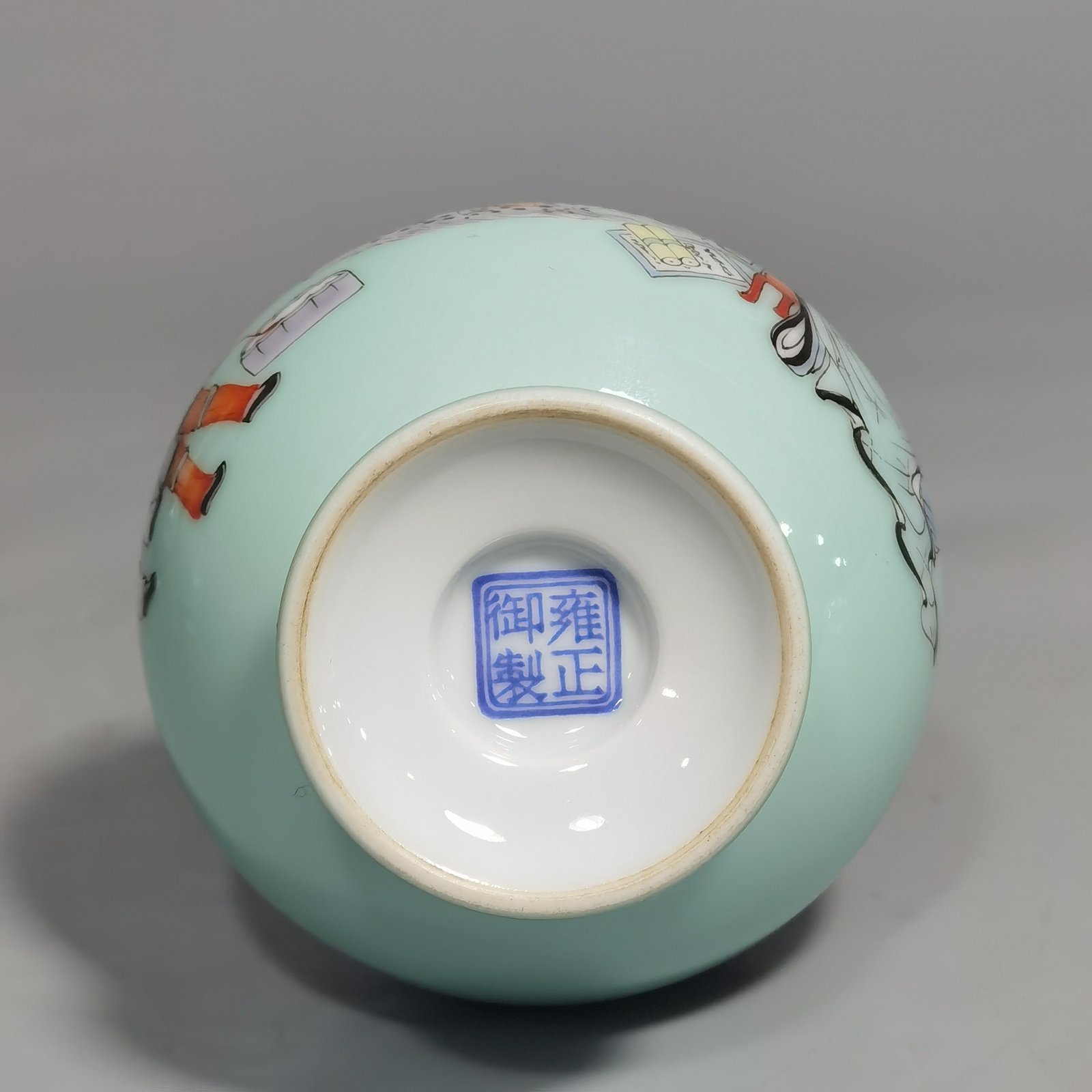 Qing Dynasty Yongzheng A set of green enamel vases with pictures of the Seven Sages