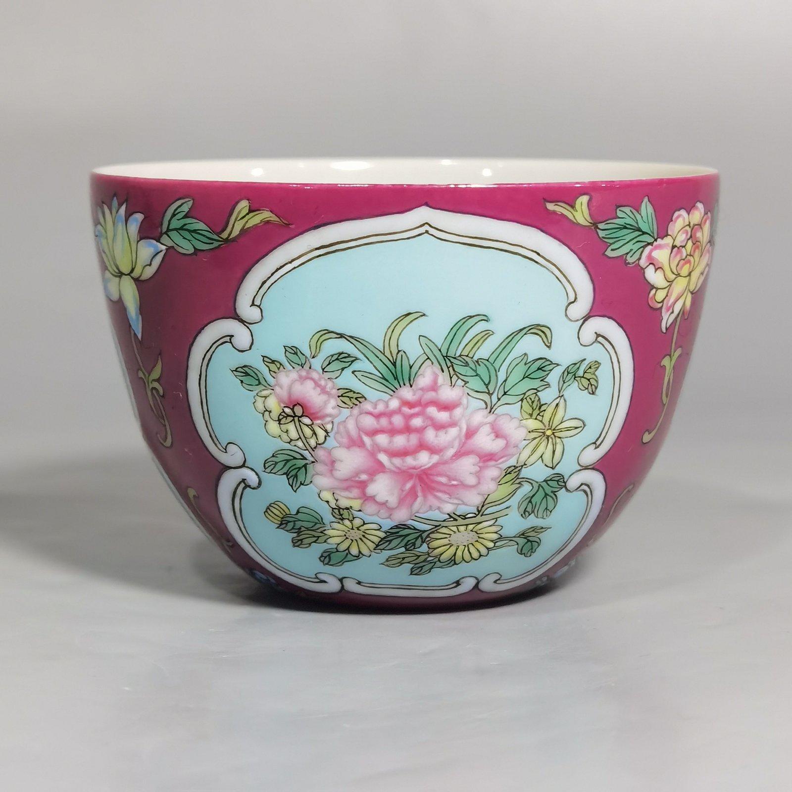 Qing Dynasty Yongzheng enamel rouge red and green window window flower pattern cup
