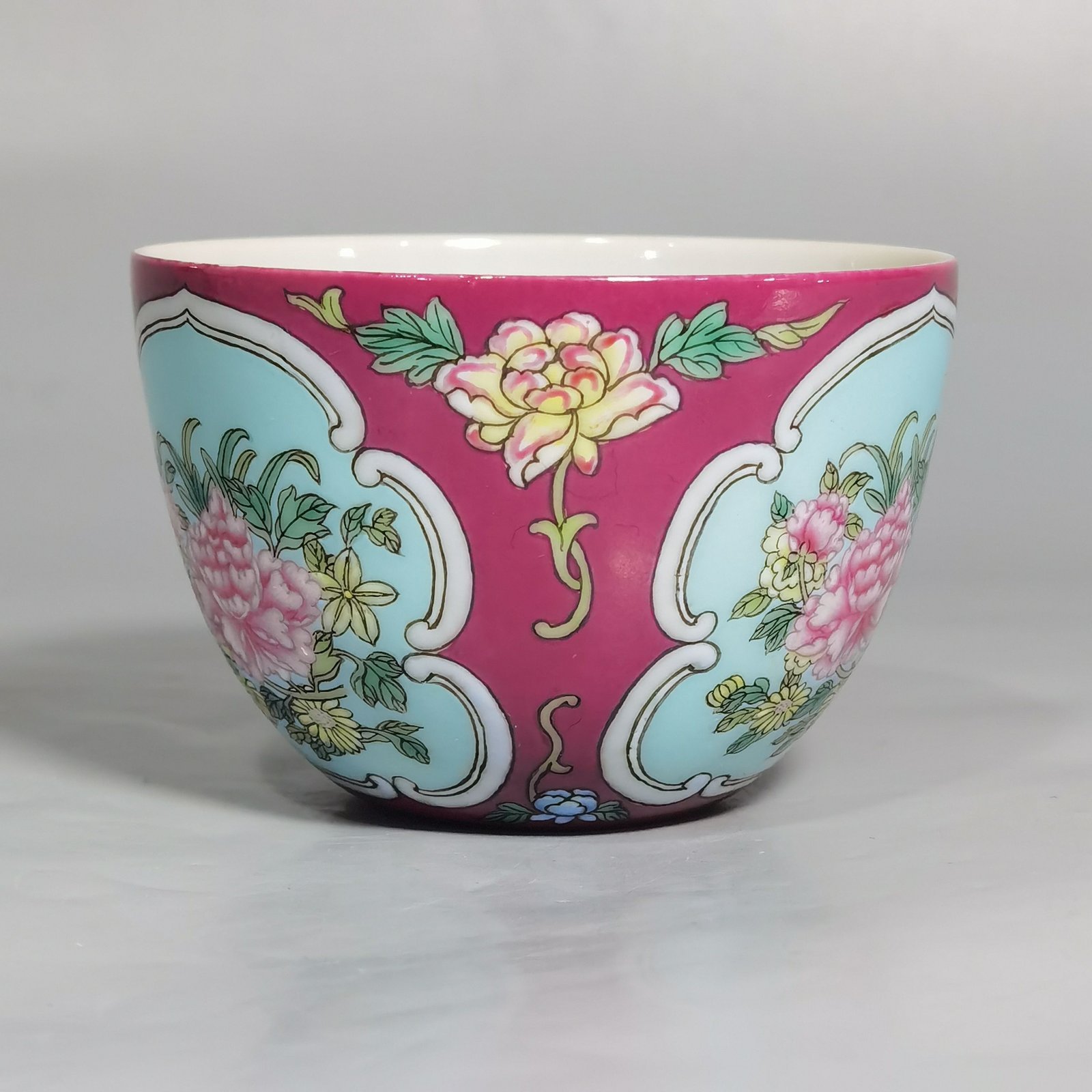 Qing Dynasty Yongzheng enamel rouge red and green window window flower pattern cup