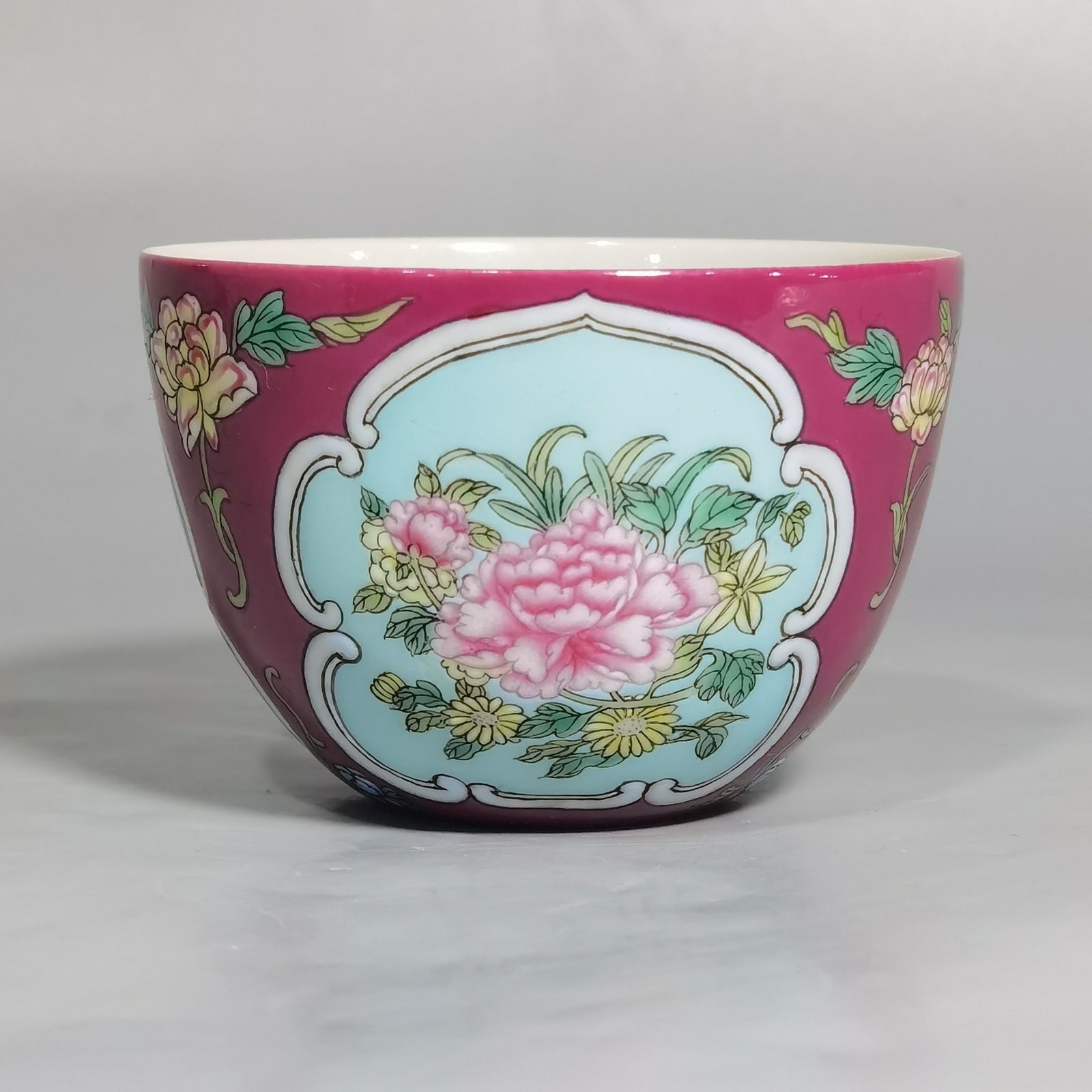 Qing Dynasty Yongzheng enamel rouge red and green window window flower pattern cup