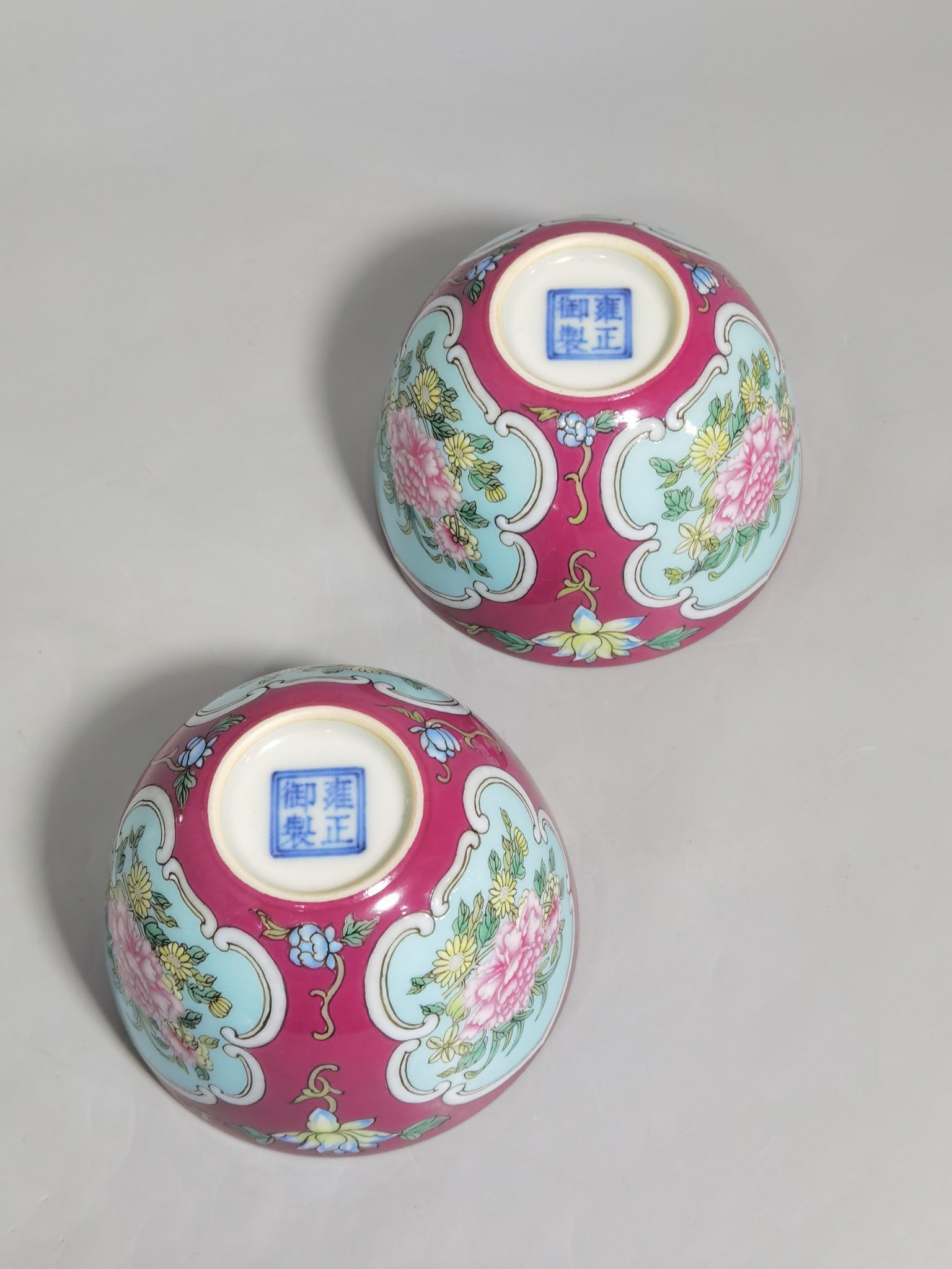 Qing Dynasty Yongzheng enamel rouge red and green window window flower pattern cup
