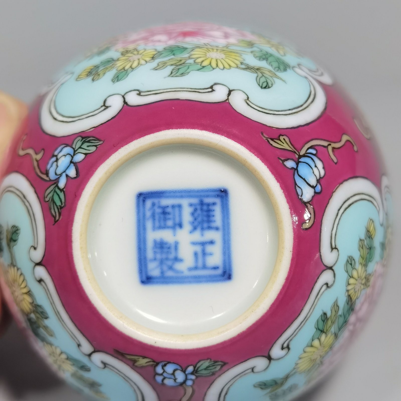 Qing Dynasty Yongzheng enamel rouge red and green window window flower pattern cup