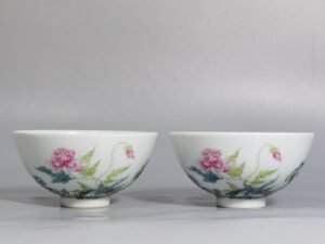 Qing Dynasty Yongzheng a pair of pastel poppies with cranes and longevity bowl
