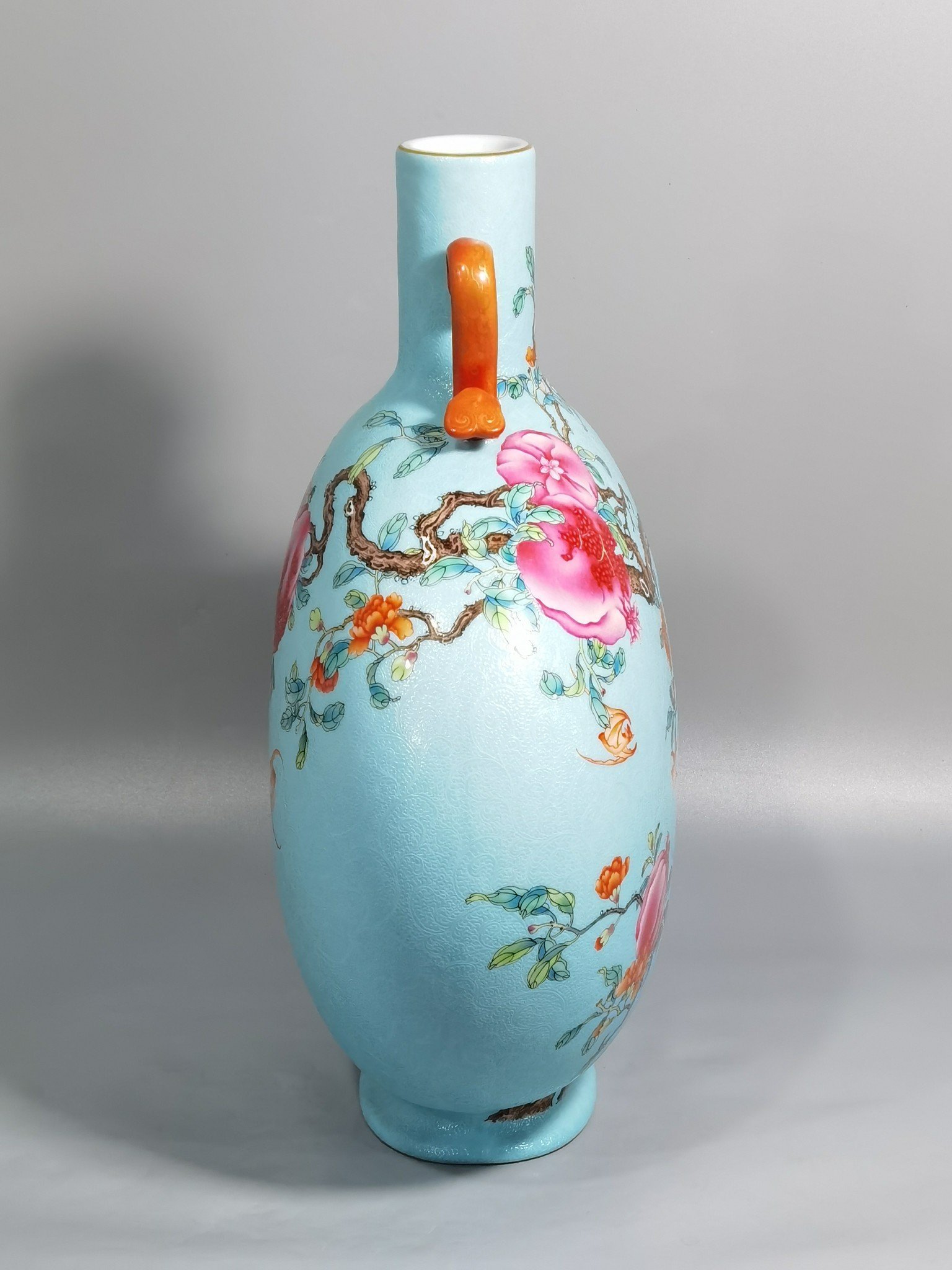 Qing Dynasty Yongzheng A green pastel pomegranate flower with two flat ears