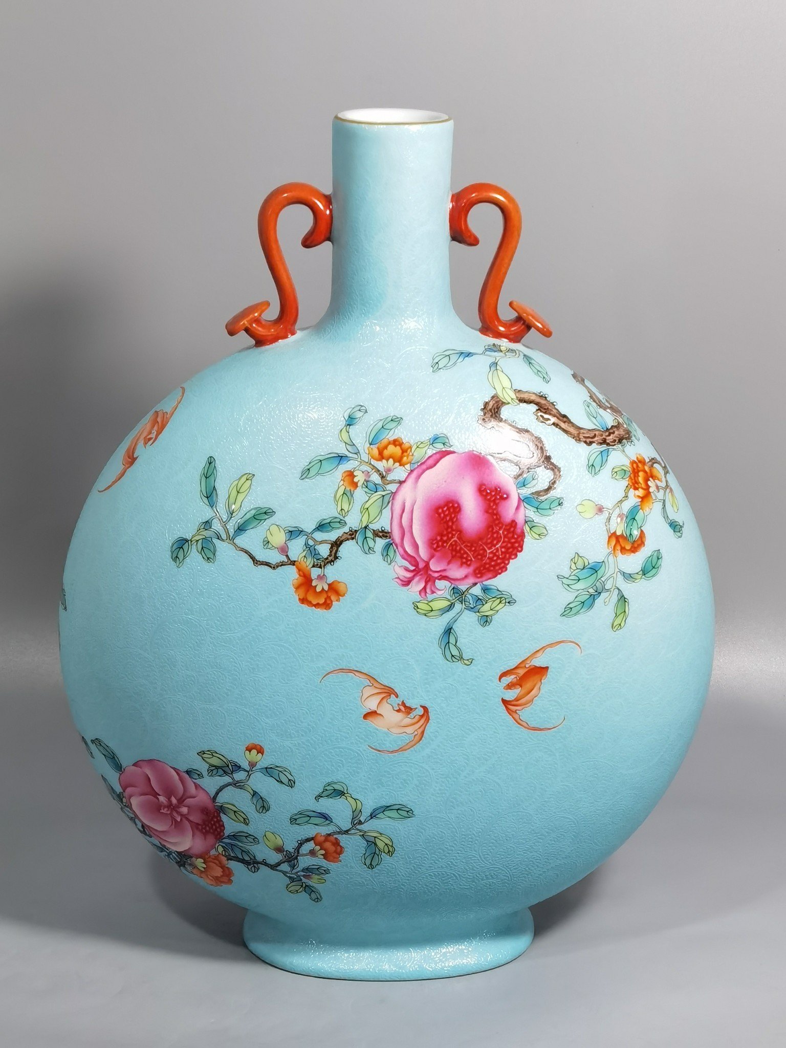 Qing Dynasty Yongzheng A green pastel pomegranate flower with two flat ears