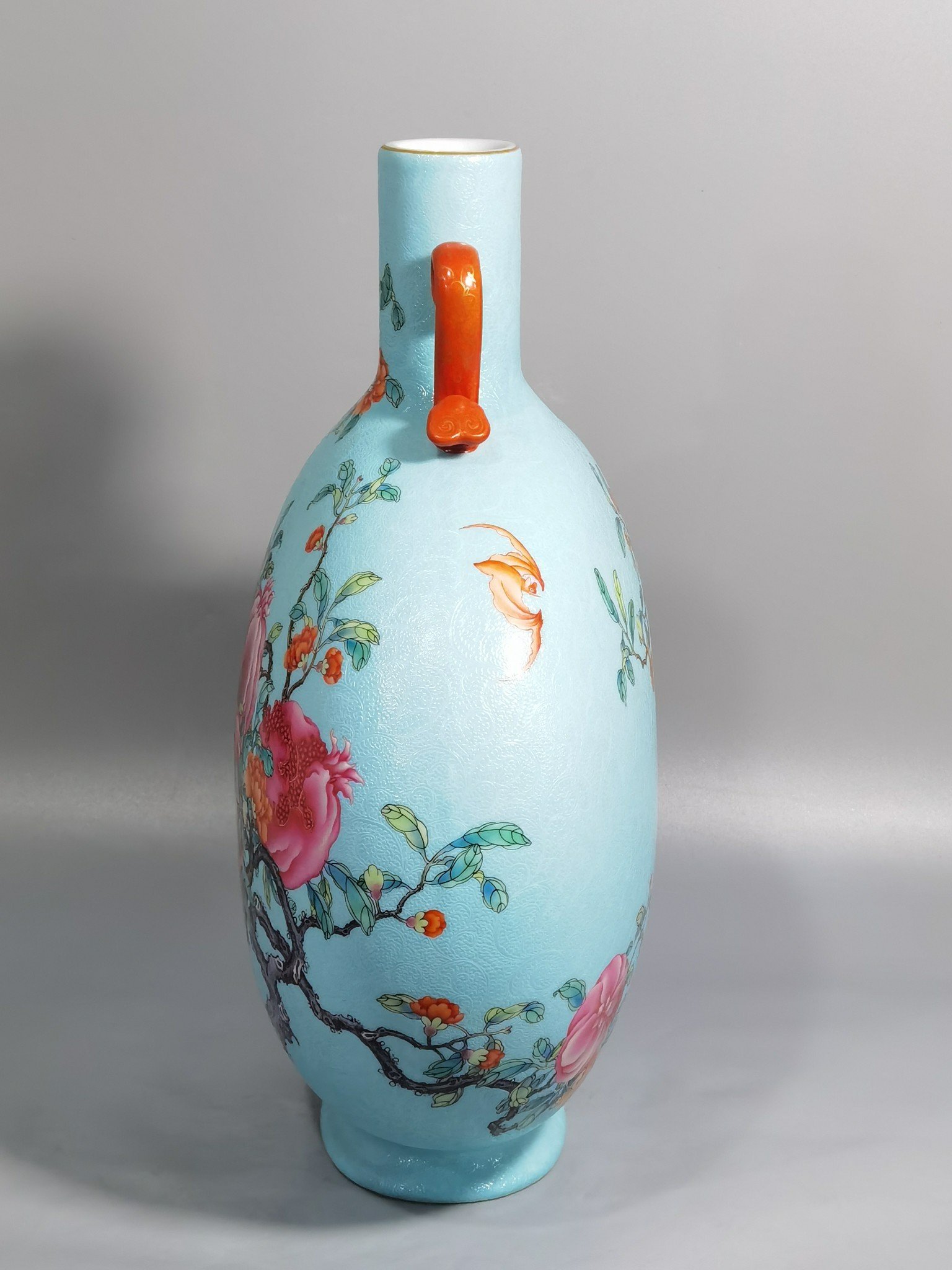Qing Dynasty Yongzheng A green pastel pomegranate flower with two flat ears