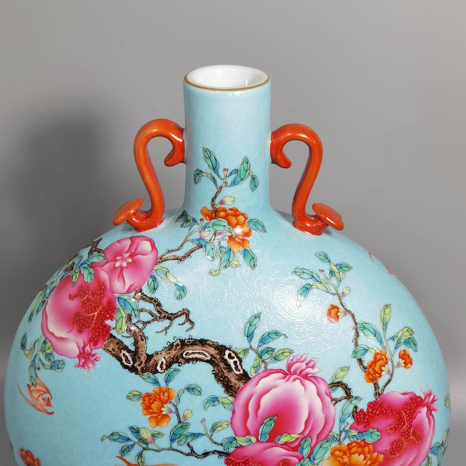 Qing Dynasty Yongzheng A green pastel pomegranate flower with two flat ears