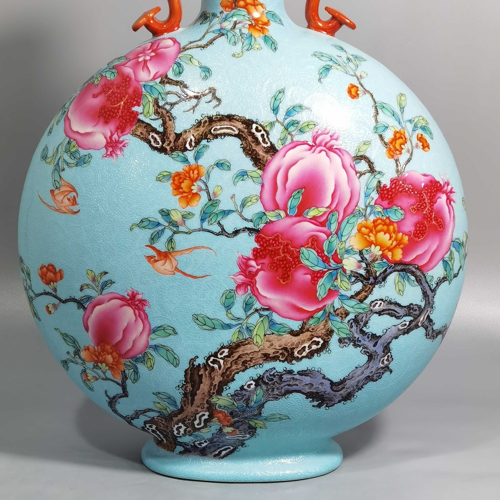 Qing Dynasty Yongzheng A green pastel pomegranate flower with two flat ears