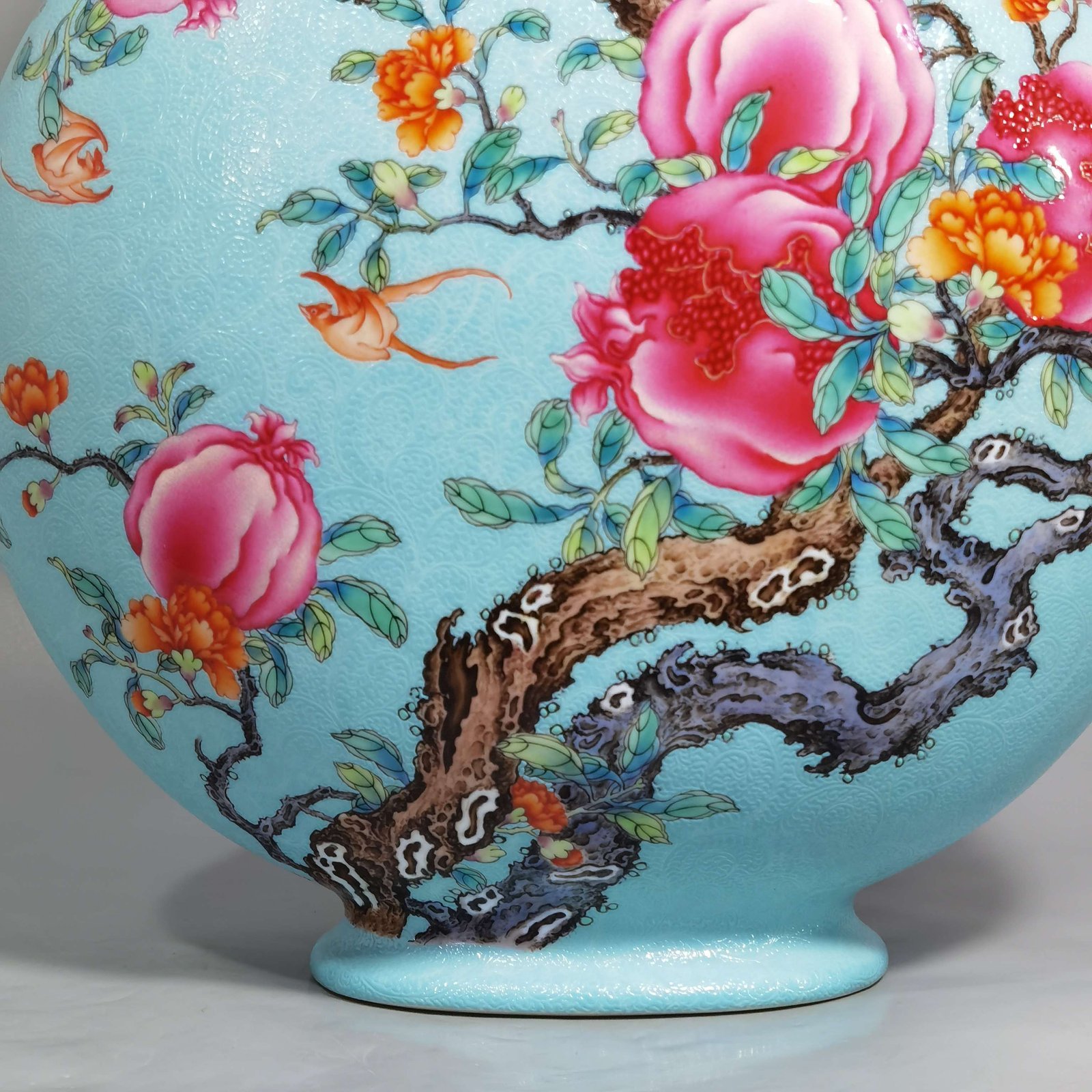 Qing Dynasty Yongzheng A green pastel pomegranate flower with two flat ears