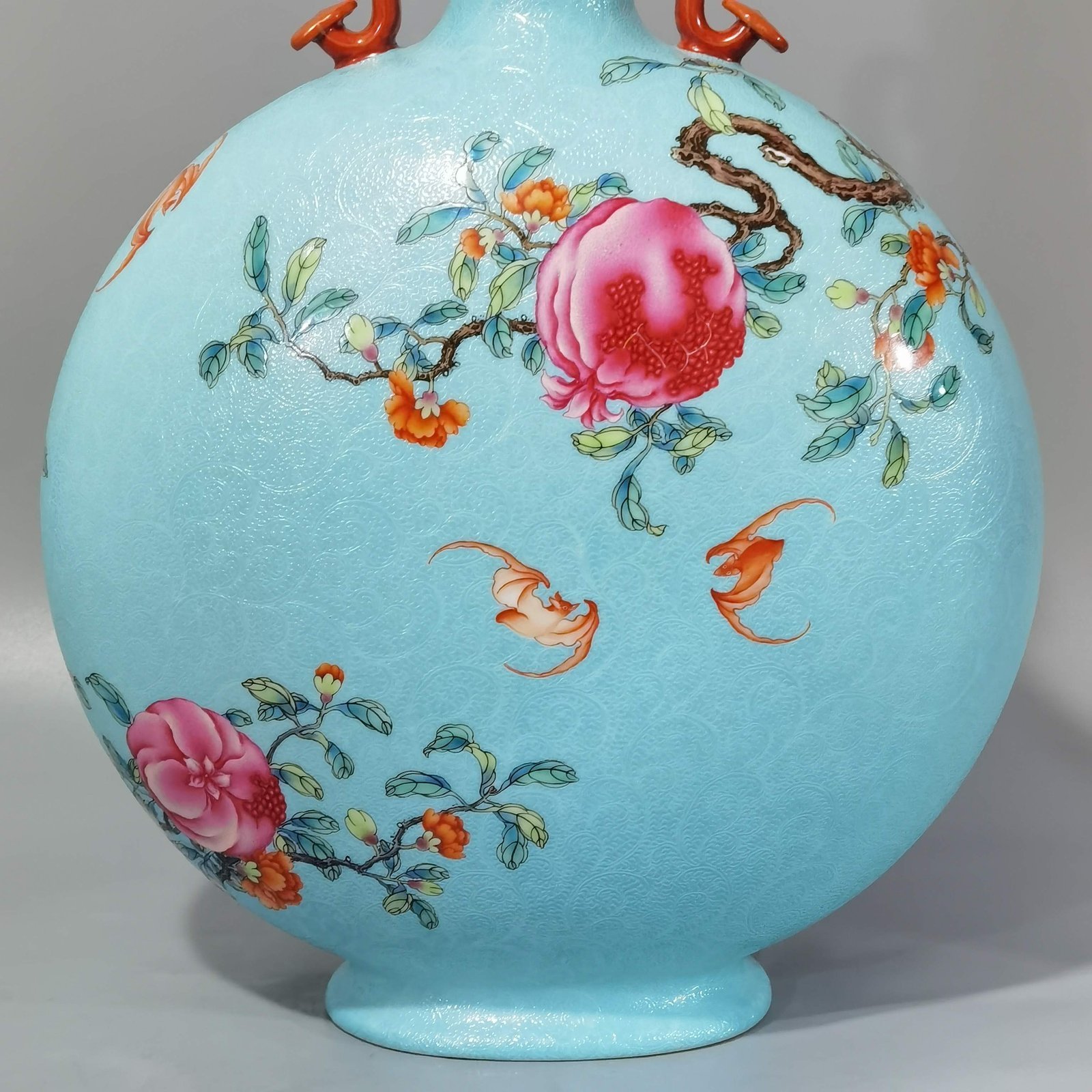 Qing Dynasty Yongzheng A green pastel pomegranate flower with two flat ears