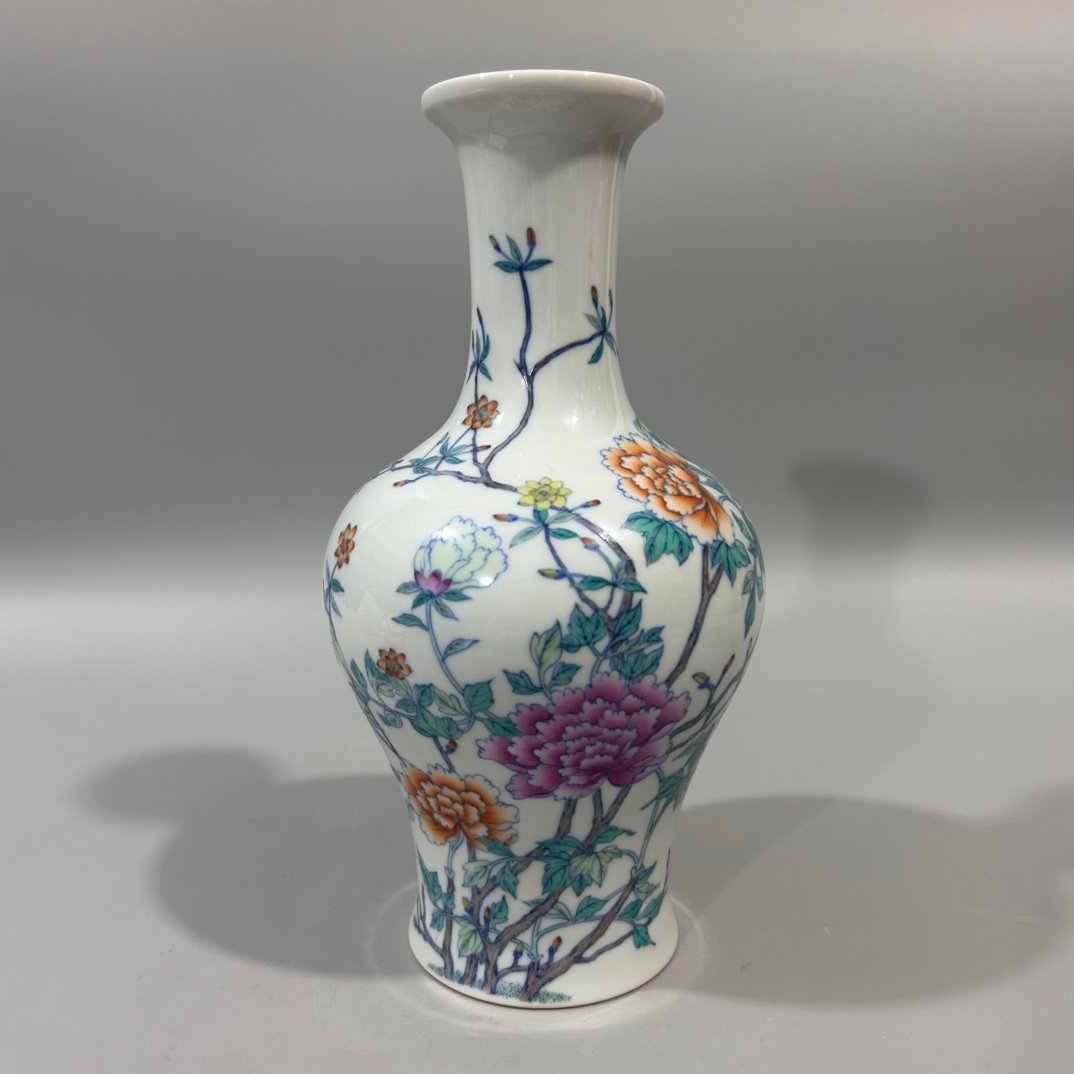 Qing Dynasty Yongzheng Doucai Peony Vase