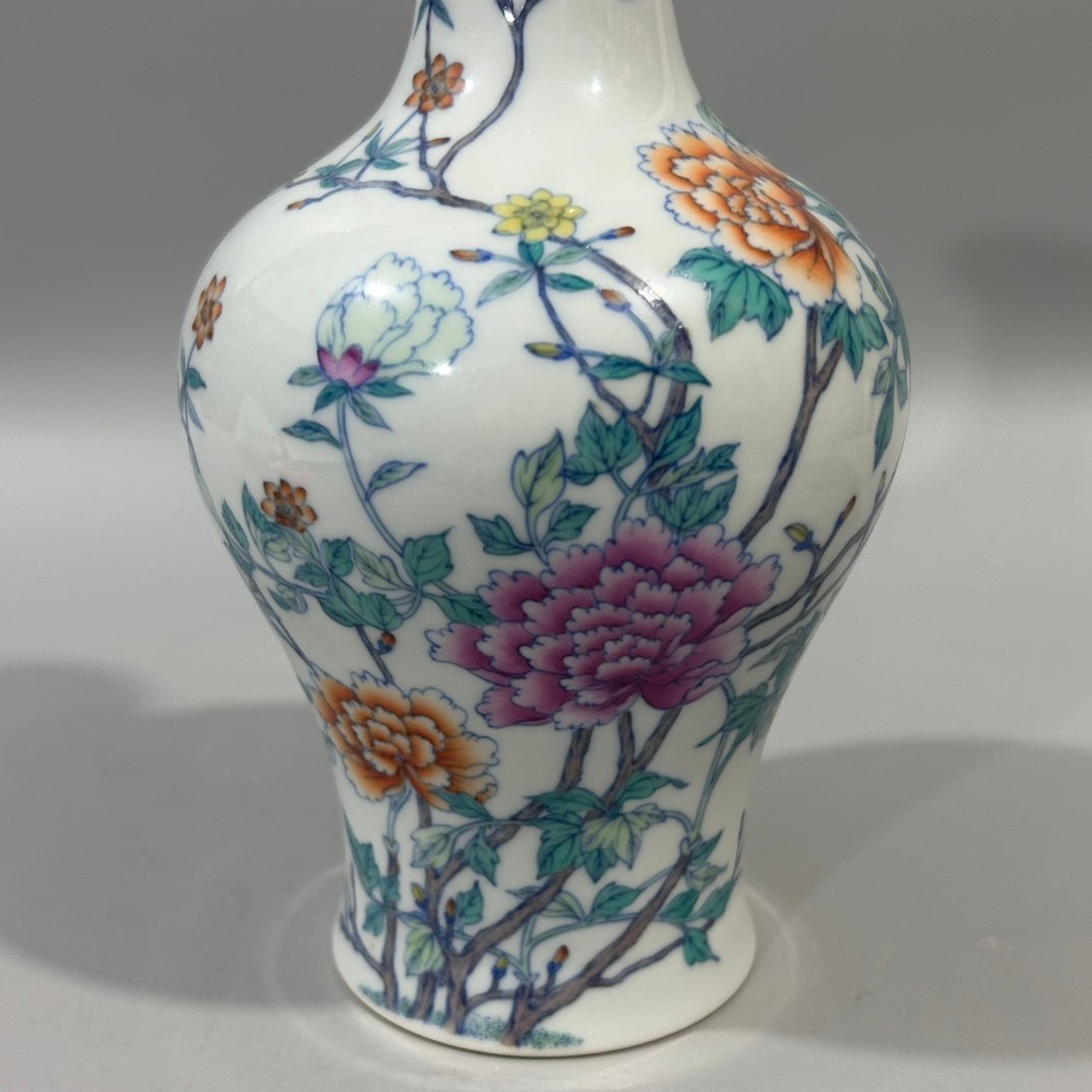 Qing Dynasty Yongzheng Doucai Peony Vase