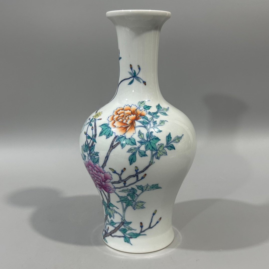 Qing Dynasty Yongzheng Doucai Peony Vase