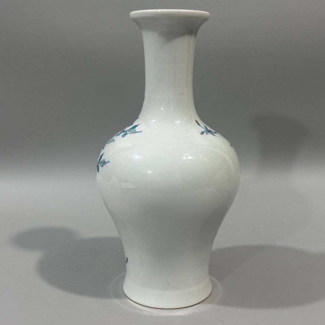 Qing Dynasty Yongzheng Doucai Peony Vase