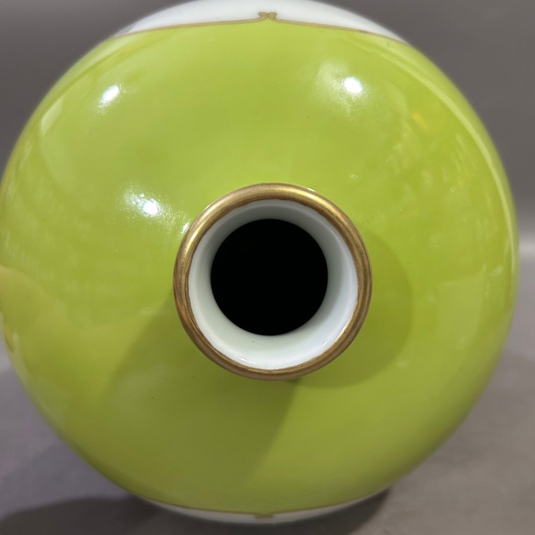 Qing Dynasty Yongzheng turquoise green window ink color landscape plum vase
