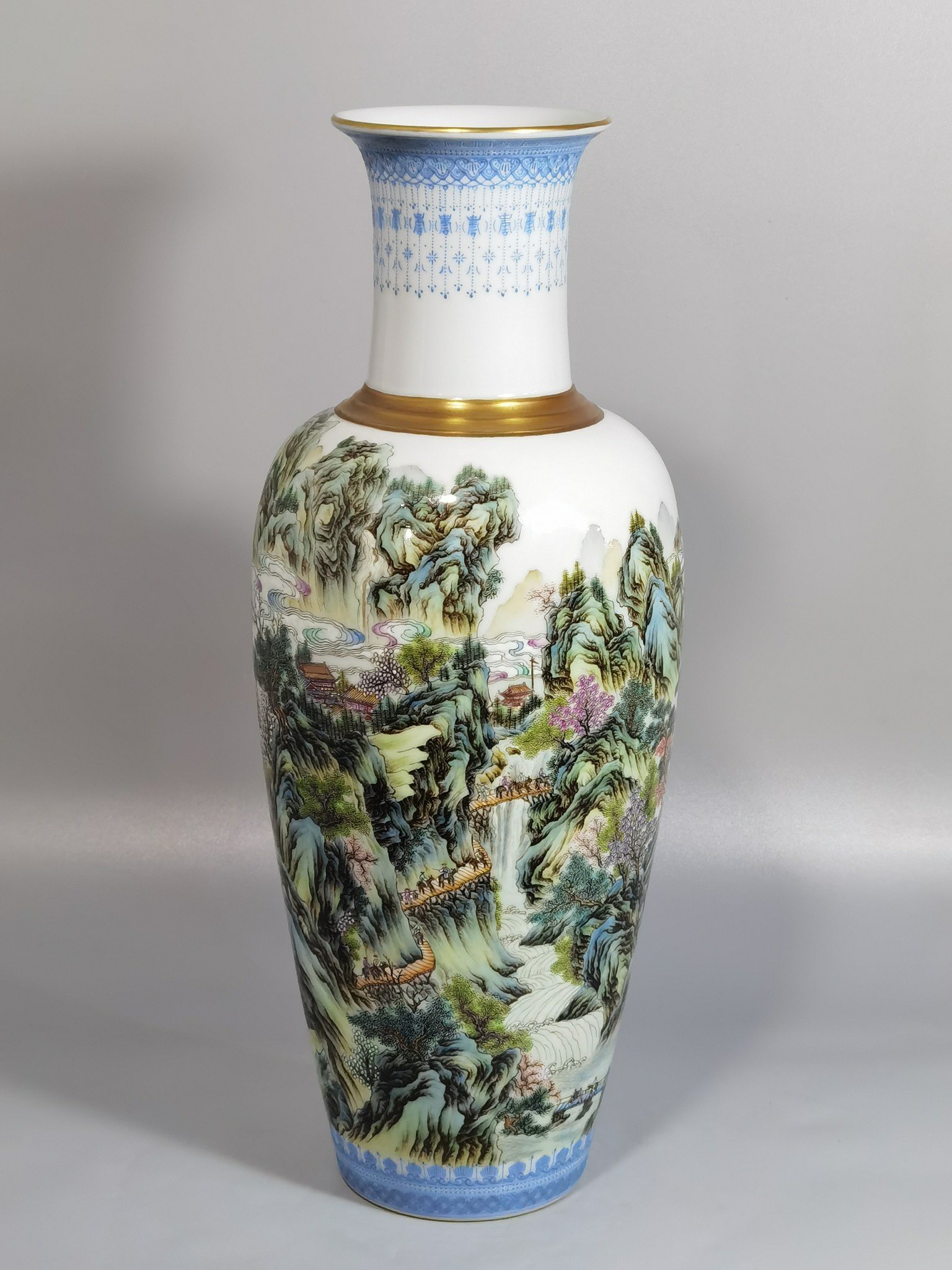Qing Dynasty Yongzheng enamel-colored Guanyin vase with green edges