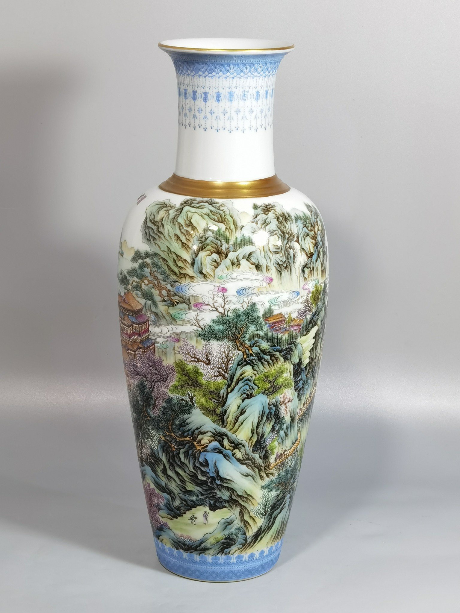 Qing Dynasty Yongzheng enamel-colored Guanyin vase with green edges