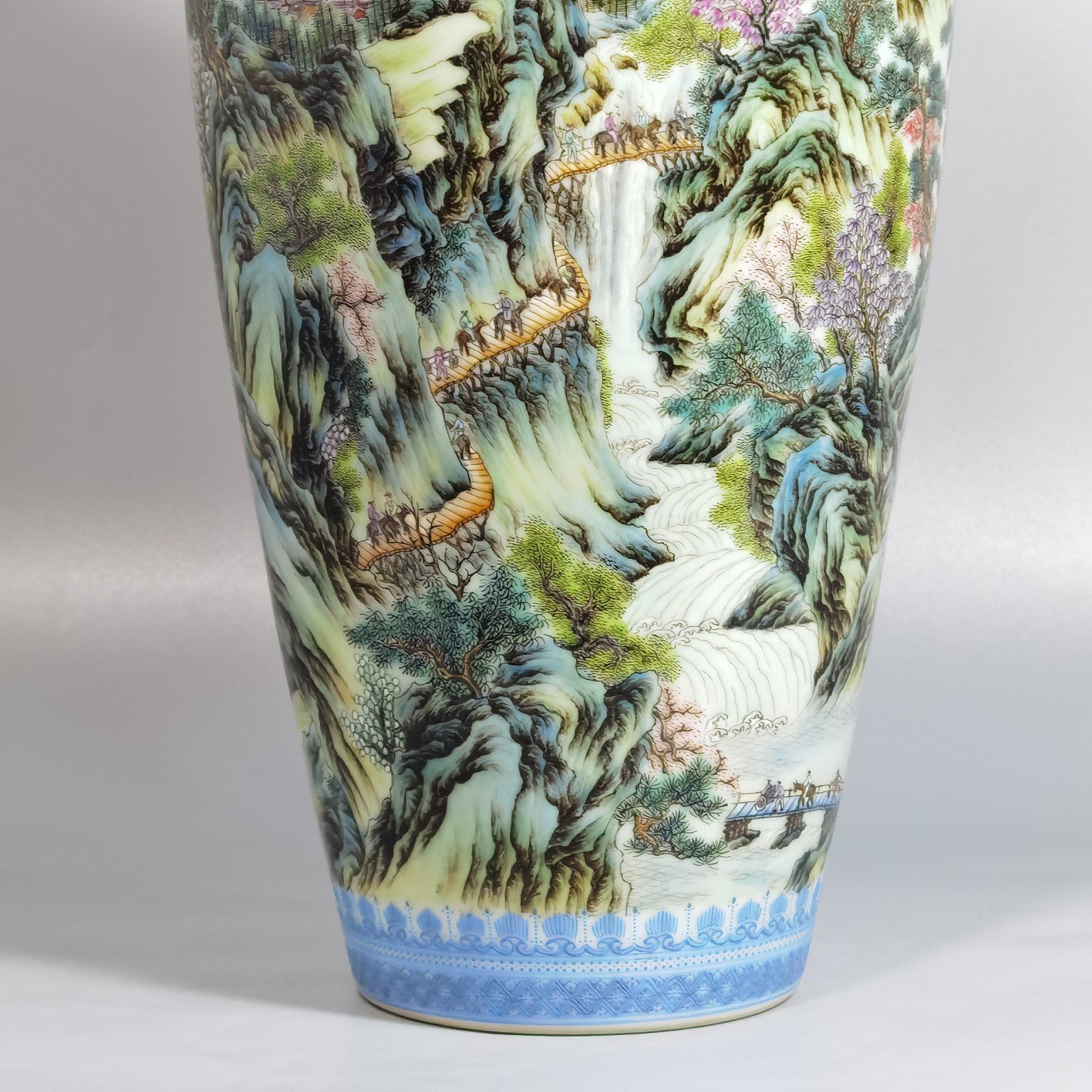 Qing Dynasty Yongzheng enamel-colored Guanyin vase with green edges