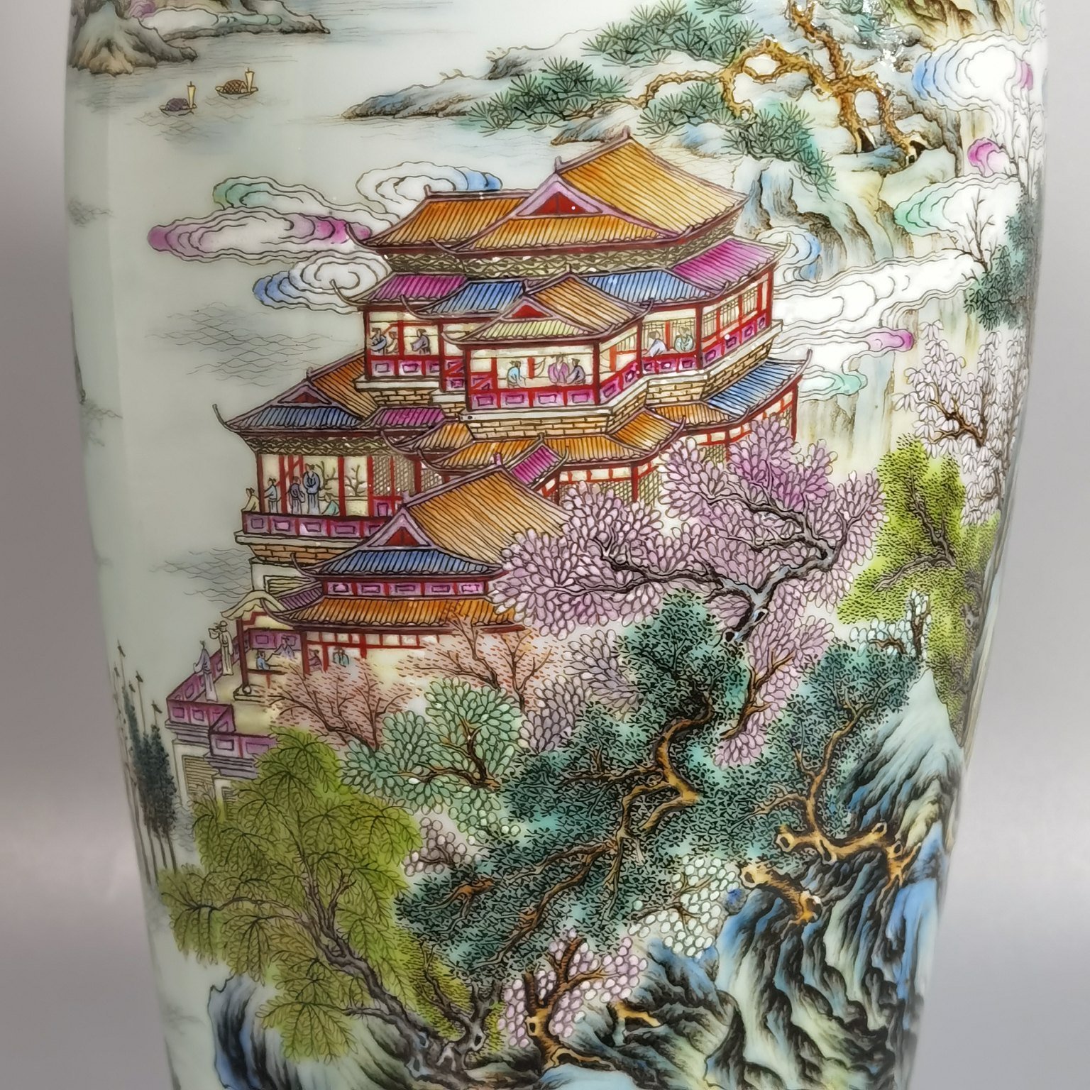 Qing Dynasty Yongzheng enamel-colored Guanyin vase with green edges