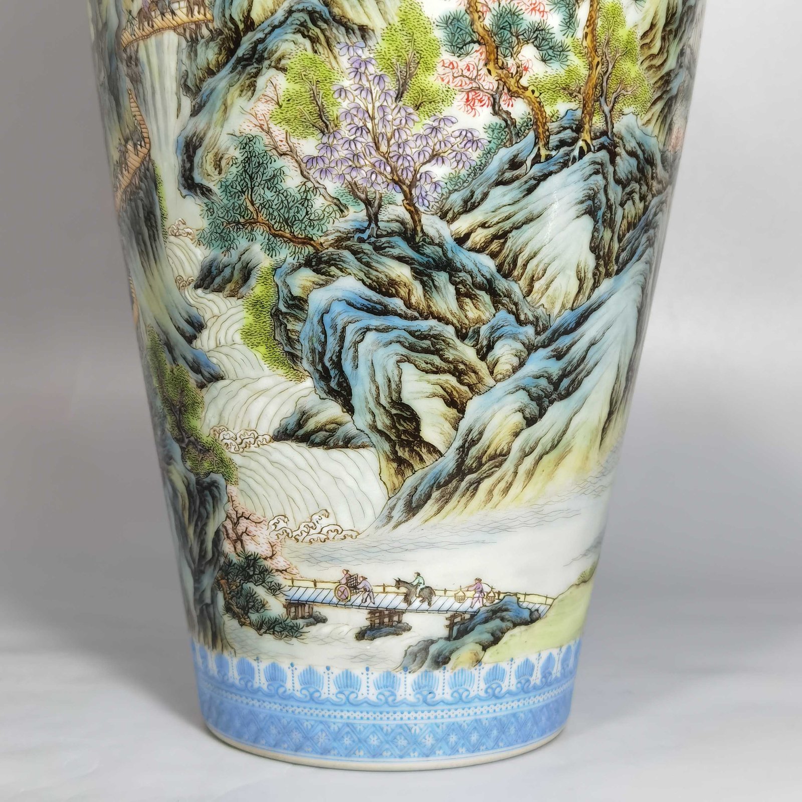 Qing Dynasty Yongzheng enamel-colored Guanyin vase with green edges
