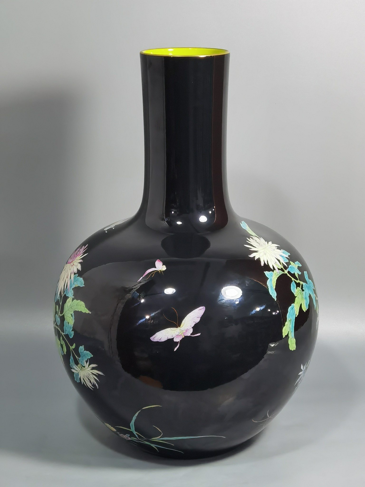 Qing Dynasty Yongzheng black gold glaze pastel butterfly pattern celestial sphere vase