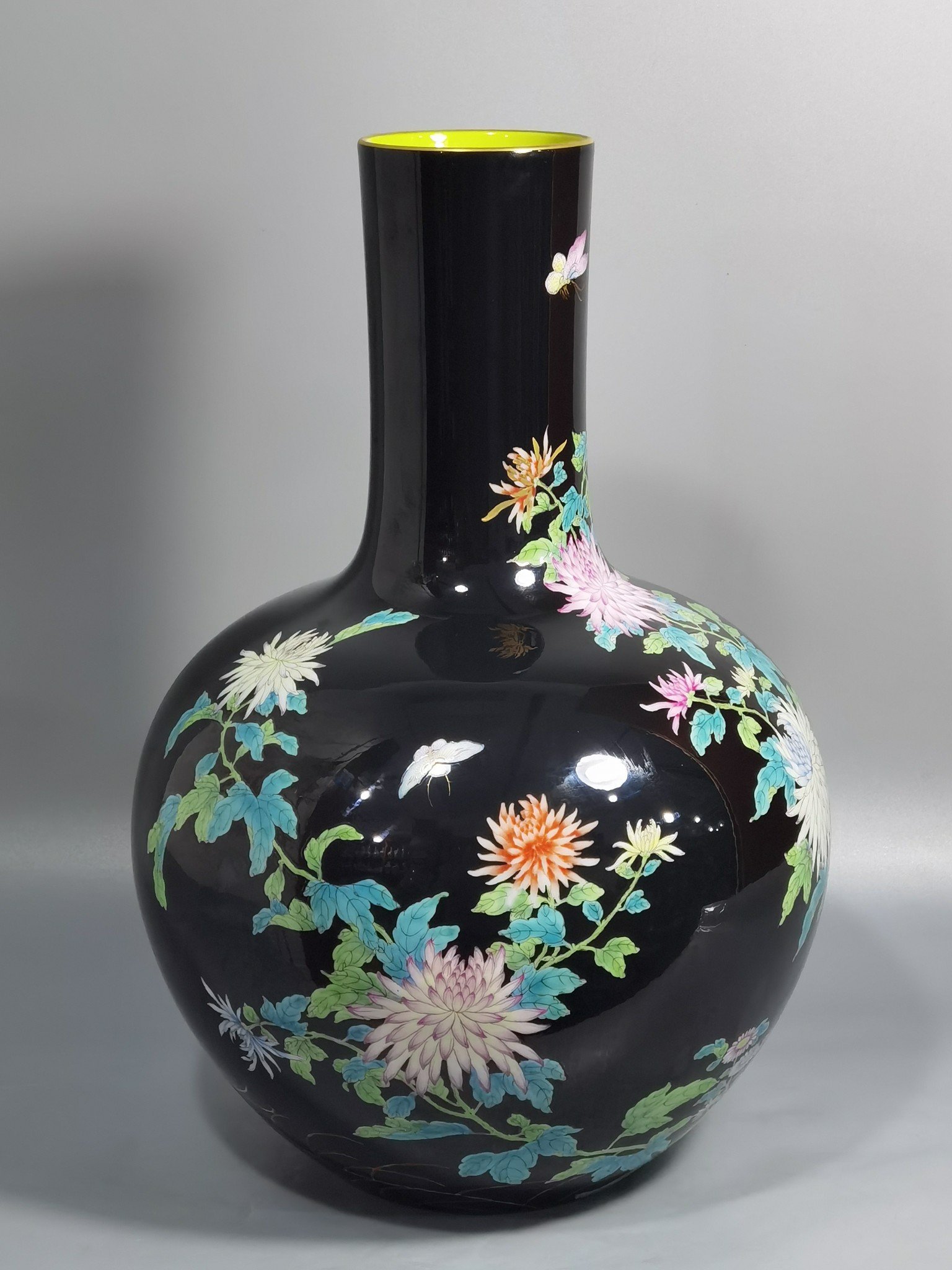 Qing Dynasty Yongzheng black gold glaze pastel butterfly pattern celestial sphere vase